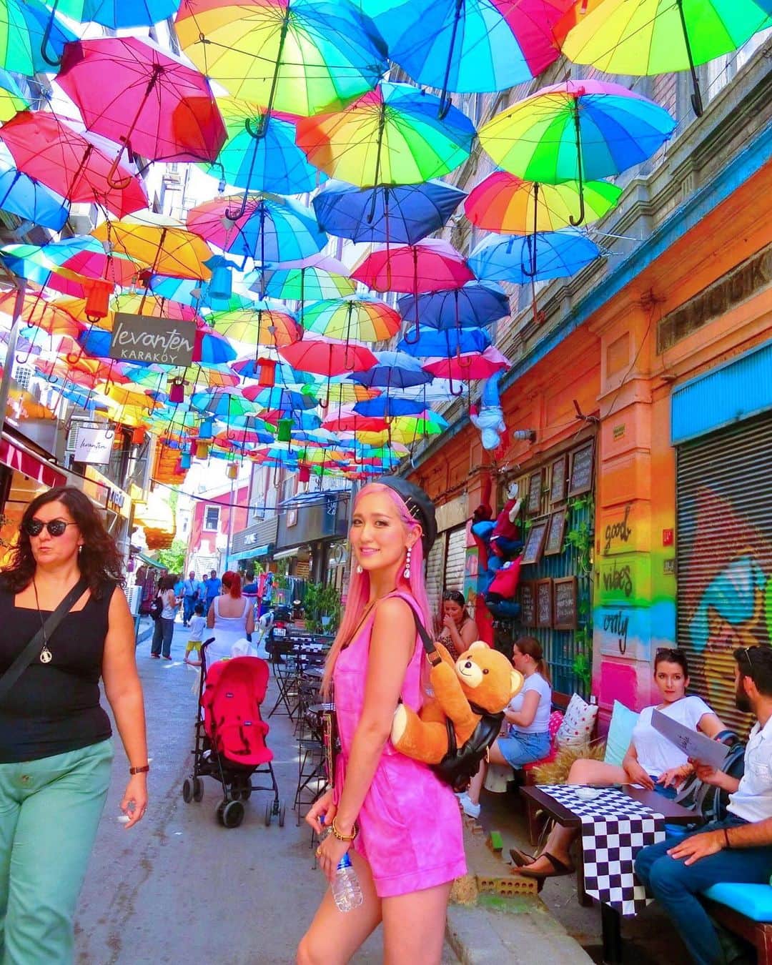 Yumikaさんのインスタグラム写真 - (YumikaInstagram)「⛱☂️⛱☂️⛱☂️⛱ 梅雨やっとあけたねーー✨✨ イスタンブールの超カワイイumbrella street🌈  ガイドブックにも載ってない可愛いスポットを見つけるのが得意😍😍 くまのリュックも現地でゲットしたよ🧸🐻 . 明日海行くから楽しみ☺️ #umbrellastreet #istanbul #karaköy #instatravel #instafashion #旅女子 #イスタンブール」7月30日 16時13分 - yuminem923