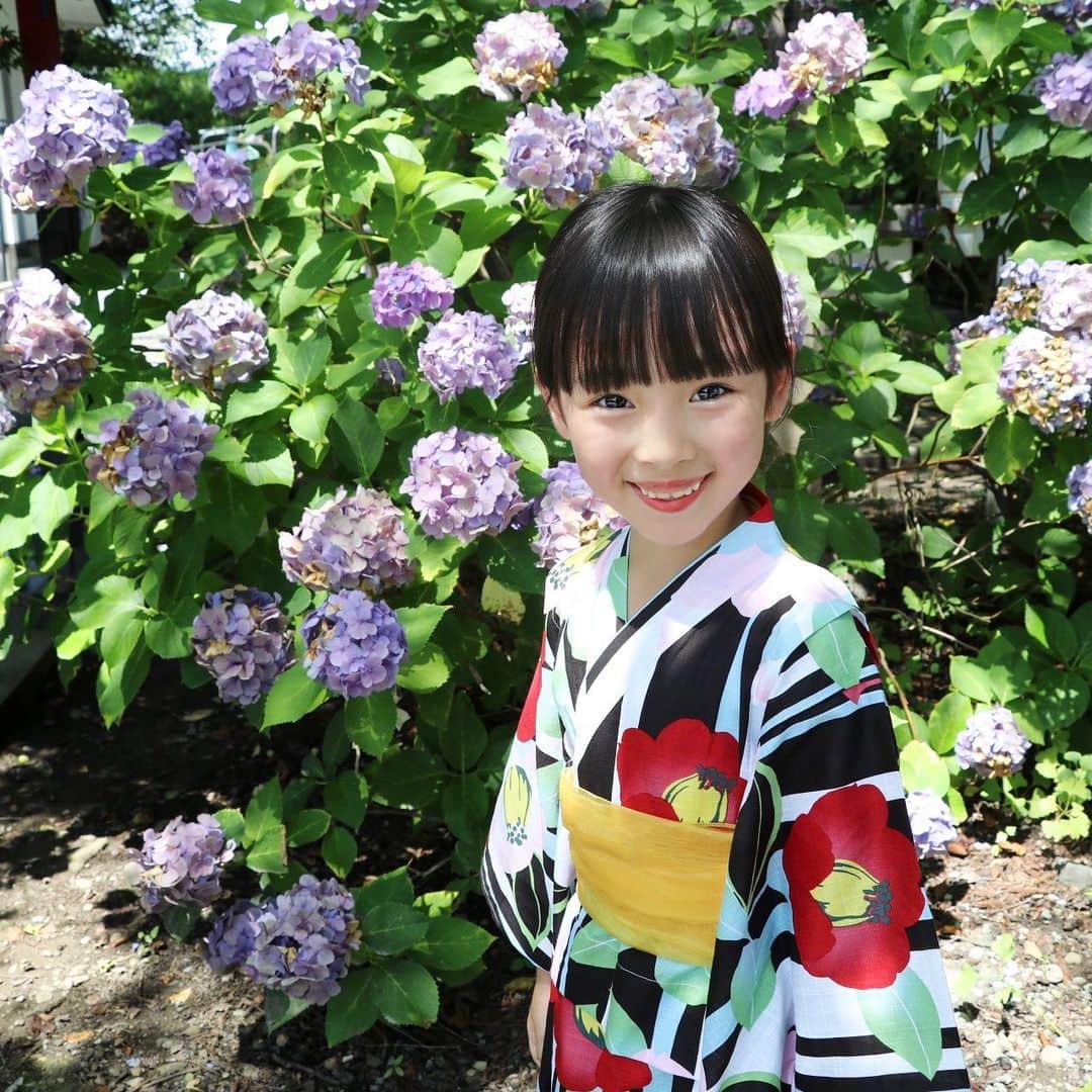 Akiのインスタグラム：「7/30 ・ お友達と今年初のお祭りへ🍧 ・ ・ せっかくだから浴衣着せたけど 毎回思うのは ・ 浴衣暑くない？ 普通に長袖だよねこれ？ ・ ってこと☺️👘← ・ ・ 帰る頃には滝汗だし 顔真っ赤だし ・ 接触冷感の浴衣あればいいのに🤷‍♀️ と思ってググったら 普通に接触冷感の浴衣売ってた☺️ ・ 私 名案じゃない？ とか一瞬でも思った自分が恥ずかしい☺️ ・ ・  @yo_ko.three6 ちゃんに教えてもらった ダイソーのかんざしが めちゃくちゃかわいくてオススメなんだけど 全然見えてないので← ・ 指の限界まで拡大してください👐 ・ ・ ・ ・」