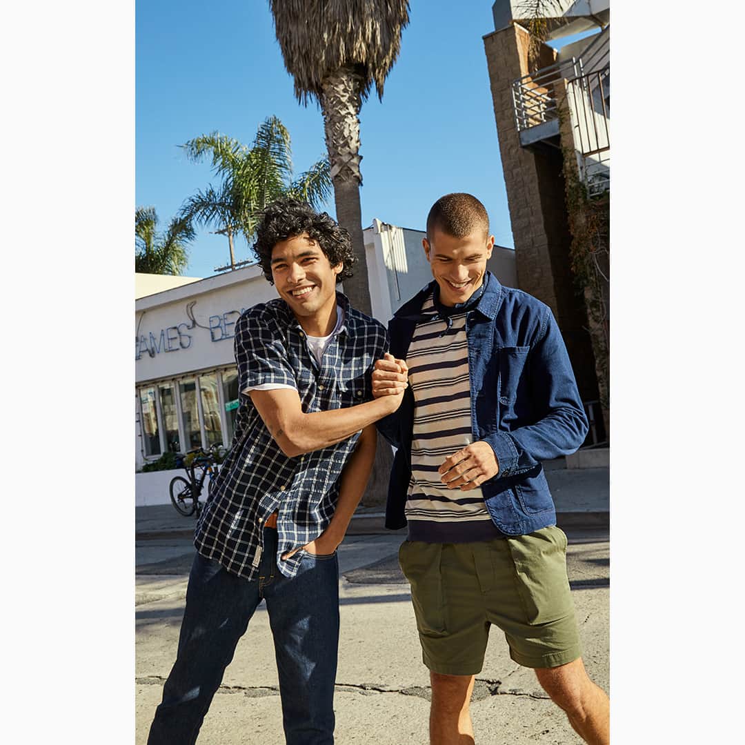のインスタグラム：「It’s official #friendshipday. @ your bro for a virtual bro hug. 💙 #jackandjones #brothersofdenim」