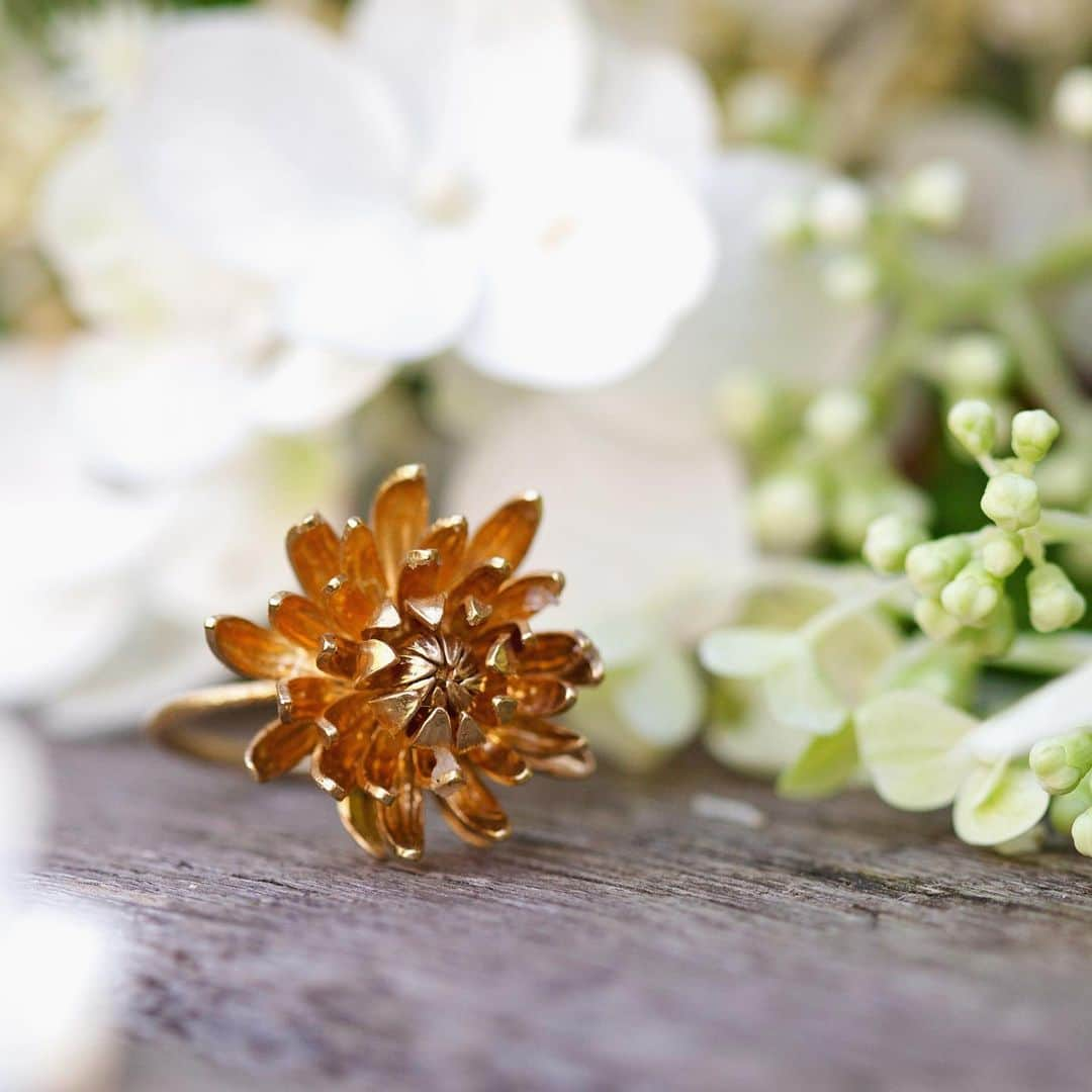 アレックスモンローさんのインスタグラム写真 - (アレックスモンローInstagram)「Chrysanthemum Flower Ring in Sterling Silver with the option of a 22ct Gold plate finish! ✨🌼. . Discover up to 70% off fruits and florals, animals and nauticals in our Summer Archive Sale! 🍏🌸⚓️🐭 #AlexMonroe」7月30日 16時35分 - alexmonroejewellery