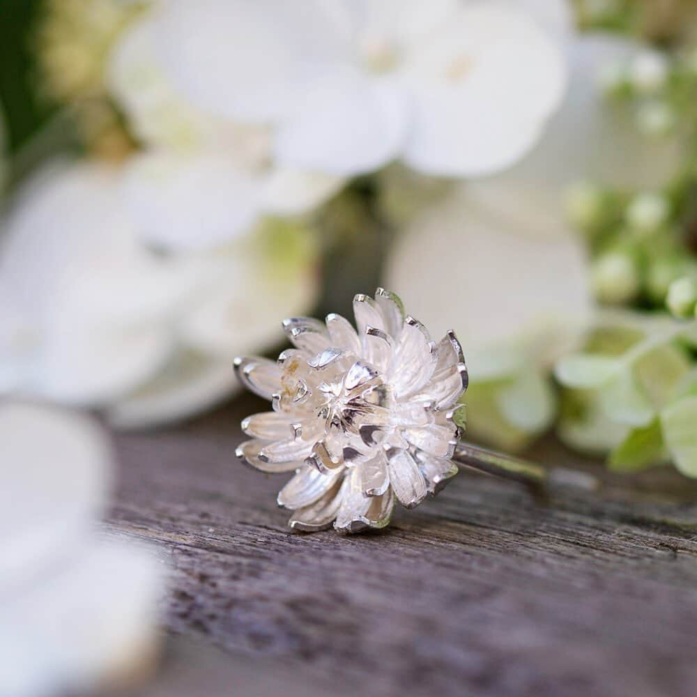 アレックスモンローさんのインスタグラム写真 - (アレックスモンローInstagram)「Chrysanthemum Flower Ring in Sterling Silver with the option of a 22ct Gold plate finish! ✨🌼. . Discover up to 70% off fruits and florals, animals and nauticals in our Summer Archive Sale! 🍏🌸⚓️🐭 #AlexMonroe」7月30日 16時35分 - alexmonroejewellery