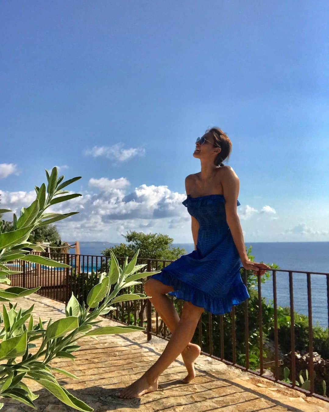 メラニー・サイクスさんのインスタグラム写真 - (メラニー・サイクスInstagram)「😁 Wake up and smell the sage leaves 🌿 #morning #tuesdaymood #holiday #dress @sosandar #bluesky #bluedress 💙 #italy #lecce #puglia」7月30日 16時28分 - msmelaniesykes