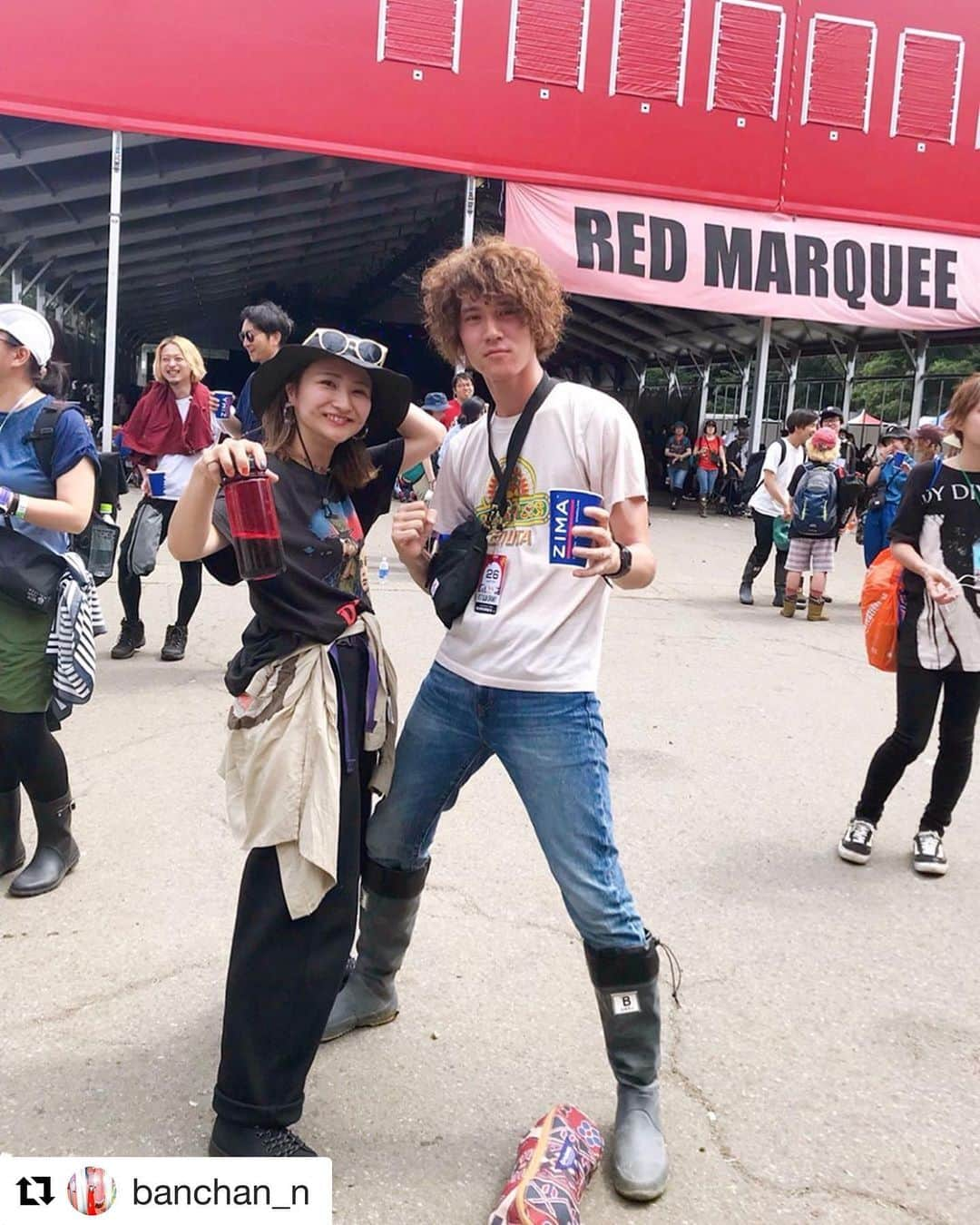 亀本寛貴さんのインスタグラム写真 - (亀本寛貴Instagram)「普段会う人も普段あんまり会わない人も苗場で会えるとテンション上がっちゃうんですよ！ 僕もStrangerThingsTシャツきてくれば良かった！ ボトルにPure Fuel(ワイン)入れて携帯してる板東さん男前です…笑 #Repost @banchan_n with @get_repost ・・・ 🦞🦞🦞 最凶レベルの豪雨に見舞われた翌朝、ものすごい歓びに満ち溢れてたOASIS☀️あの過酷な1日を乗り越えた達成感が生んだ一体感……！！笑これこれ！これがフジロックーー!!!ボルテージ急上昇でアルコールすすむすすむ🍻 . 最終日、ようやくここで会えたGLIM SPANKY亀ちゃん🐢✨出会い頭ストレンジャー・シングスTに気づいてくれて嬉しいー！盛り上がってたらとあるスナップに声をかけられるという笑 2年連続、しかも今年は2daysステージを任されたグリム👏すごいや〜〜こうして毎年会えるの嬉しいなぁ😋 photo by @yuu_umemoto 📸」7月30日 16時28分 - hirokikamemoto