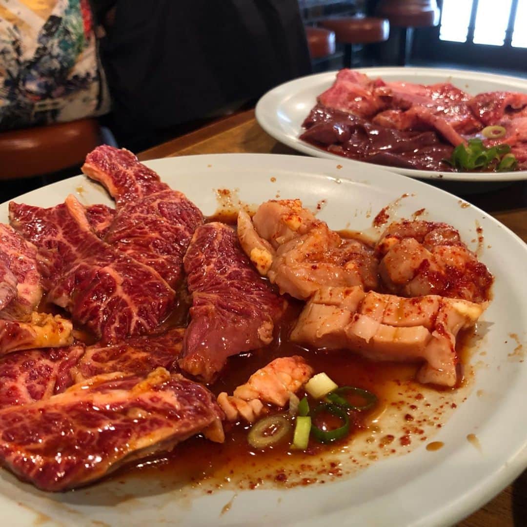 迫田愛子さんのインスタグラム写真 - (迫田愛子Instagram)「#関西グルメ 大阪編 雑な焼肉。笑 難波 #多平  最後の謎のポーズは多分大満足のポーズ。笑」7月30日 16時41分 - aiko_esnail