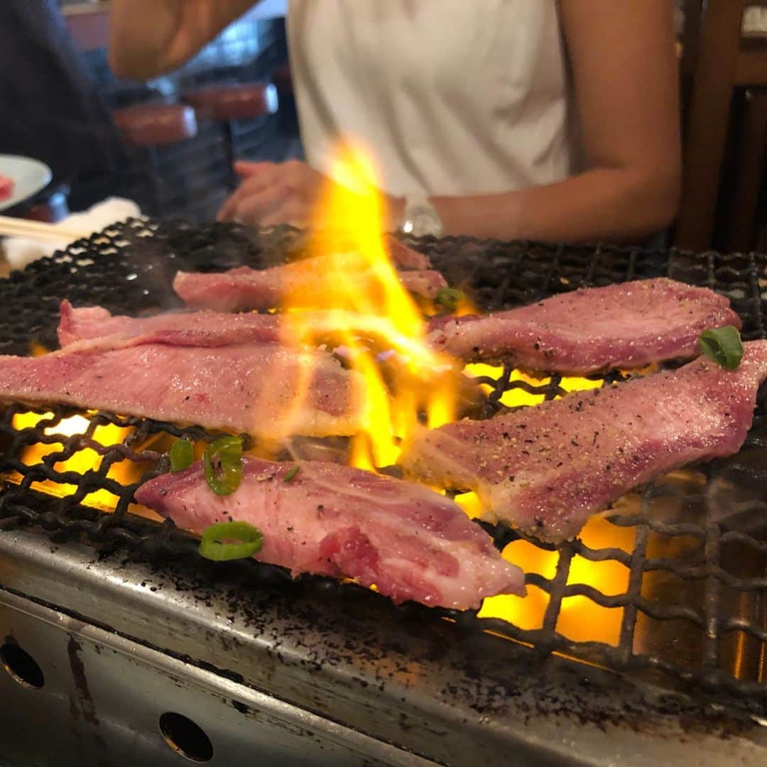 迫田愛子さんのインスタグラム写真 - (迫田愛子Instagram)「#関西グルメ 大阪編 雑な焼肉。笑 難波 #多平  最後の謎のポーズは多分大満足のポーズ。笑」7月30日 16時41分 - aiko_esnail