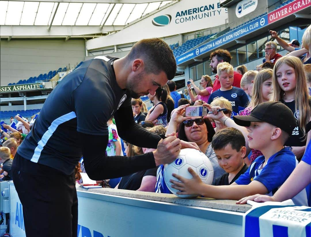 マシュー・ライアンさんのインスタグラム写真 - (マシュー・ライアンInstagram)「What it’s all about. Putting as many smiles on the kids faces as possible 😀. Great day at the open session and look forward to having all your support for the upcoming season, no doubt it will be pivotal once again. #seagulls」7月30日 16時44分 - matyryan