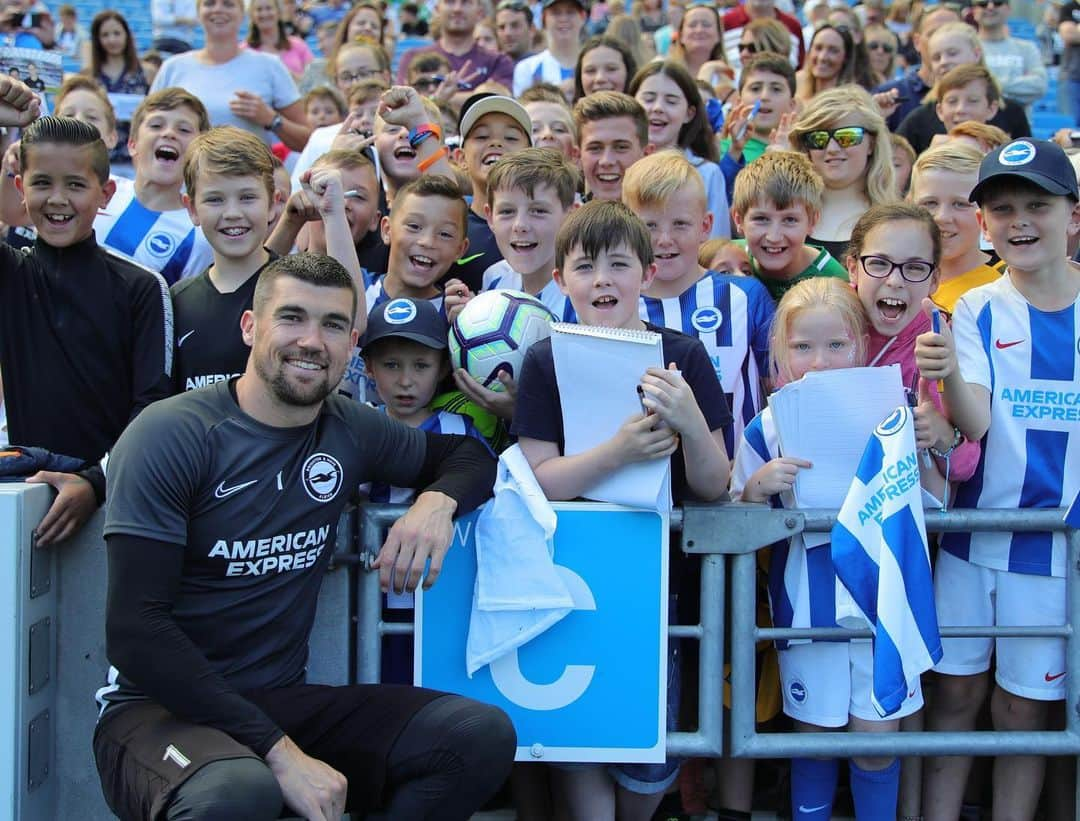 マシュー・ライアンさんのインスタグラム写真 - (マシュー・ライアンInstagram)「What it’s all about. Putting as many smiles on the kids faces as possible 😀. Great day at the open session and look forward to having all your support for the upcoming season, no doubt it will be pivotal once again. #seagulls」7月30日 16時44分 - matyryan