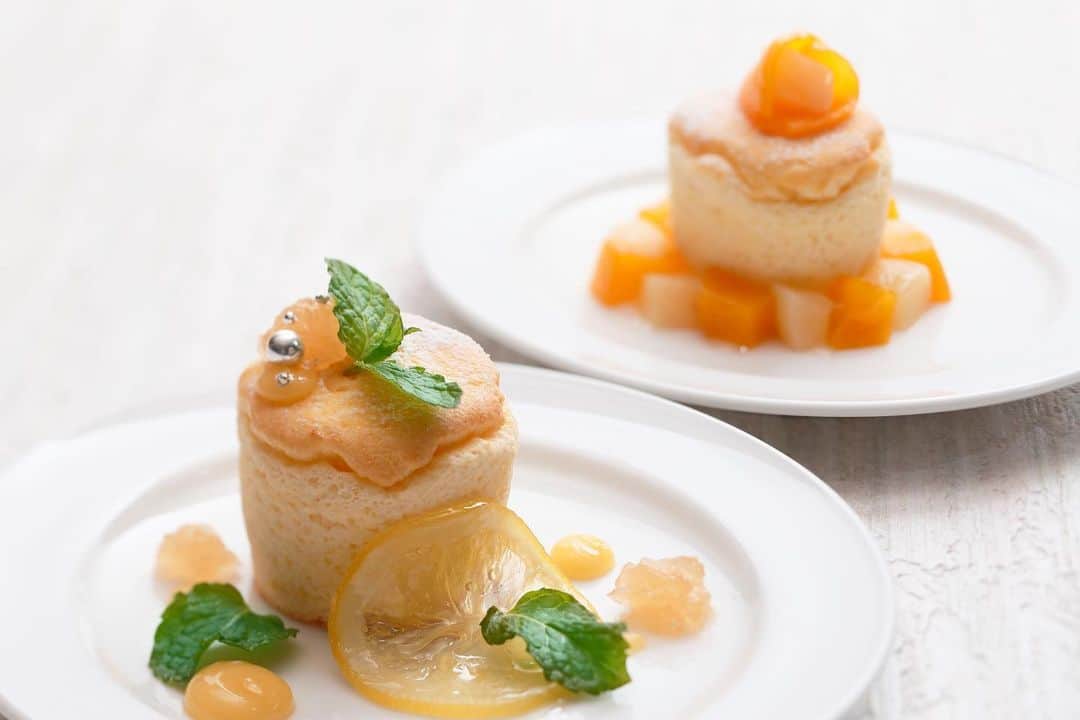 のインスタグラム：「*﻿ ﻿ 【今週末から🍑ももとレモンのスイーツビュッフェ🍋】﻿﻿﻿ ﻿﻿﻿ 8月3日（土）～9月29日（日）の期間中、お日にち限定でももとレモンのスイーツビュッフェ、『Sweets Buffet Peach & Lemon Sisters』をレストランタワーテラスにて開催🌻﻿ ﻿ ﻿﻿ 今回の投稿では「自分でつくる ミニシフォン」をご紹介🍰﻿ レモンを練りこんだふわふわのシフォン生地の中には生クリームがたっぷり。パティシエ手作りのレモンカードやレモンのコンポート、桃などをトッピングして﻿ オリジナルミニケーキづくりを楽しんで👩‍🍳👨‍🍳🍋🍋🍋﻿ ﻿ ﻿ ■Sweets Buffet Peach & Lemon Sisters🍑🍋﻿ 2019年8月3日（土）～9月29日（日）﻿ ★8月は土・日・月曜日限定、9月は土・日・祝日限定開催﻿ ★8月3日（土）～8月19日（月）毎日開催﻿ ﻿ ⏰15:30～17:00﻿﻿﻿ ﻿﻿﻿ 大人3,600円、小学生2,000円、幼児(3歳以上)1,200円﻿ ﻿﻿﻿ 詳細はプロフィールのURLをクリック💫﻿ ﻿﻿﻿ 【ご予約・お問合せ】﻿﻿﻿ 075-371-3370﻿﻿﻿ (レストラン直通 10：00〜20：00）﻿﻿﻿」