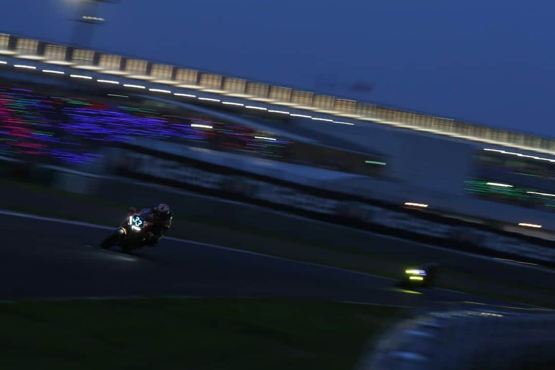Honda 本田技研工業(株)さんのインスタグラム写真 - (Honda 本田技研工業(株)Instagram)「＼鈴鹿8耐 #33 Red Bull Hondaが3位／⠀ .⠀ 鈴鹿8時間耐久ロードレース決勝が7月28日（日）に行われ、10号車Kawasaki Racing Team Suzuka 8Hが優勝、21号車YAMAHA FACTORY RACING TEAMが2位、33号車Red Bull Hondaが3位となりました！@racekawasaki　Congratulations!⠀ .⠀ 皆さま、ご声援ありがとうございました。⠀ .⠀ #honda #鈴鹿8耐 #honda8tai #honda8hours #RedBullHonda #PoweredByHonda #MeandHonda」7月30日 17時00分 - hondajp