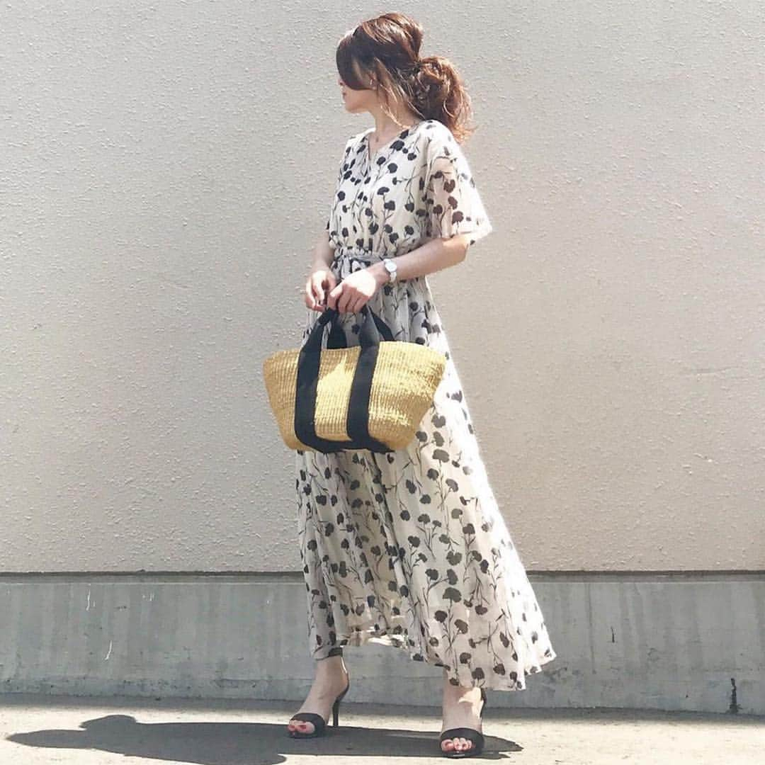 ur'sさんのインスタグラム写真 - (ur'sInstagram)「. . 【 style share 】 Vネック花柄ワンピース 品番:BTXU0568 ¥5,490+tax . @nakkoo555 様、素敵なコーディネートをありがとうございます！ ヘルシーに抜け感を演出できるVネックと、細やかな花柄が女性らしいロング丈ワンピース👗 大人らしくフェミニンなスタイリングが叶います🌼 . 8/2(金)10:59まで期間限定プライスでお得にお買い求めいただけます🛒 . STYLE SHARE 募集中！ ハッシュタグは『#urs_styling』 素敵な着こなしは、紹介させて頂くことがあります。 . #urs_official #ユアーズ #レディース #fashion #コーディネート #ワンピース #花柄ワンピース #Vネックワンピース . . #Repost @nakkoo555 ・・・ ㅤ @urs_official #Vネック花柄ワンピース ㅤ 楽チンなのにきれいめなワンピで お出かけ行けちゃう😍  ㅤ blogにコーデ詳細載せてます🙁 @nakkoo555 のトップページから飛べます🦉 ㅤ 👗 / ur's ㅤ #urs_official#urs_styling#ユアーズ #fashion#ootd#outfit #instafashion#instagood#coordinate#プチプラ#プチプラコーデ#シンプルコーデ #ponte_fashion#locari#beaustagrammer#mineby3mootd#mery#4yuuu#arine_ootd」7月30日 17時00分 - urs_official