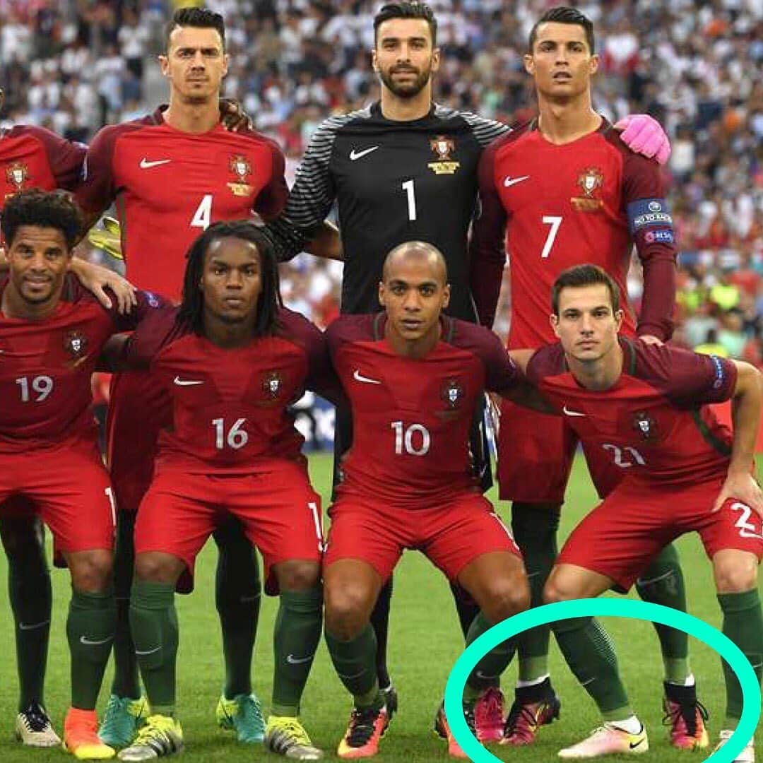 9GAGさんのインスタグラム写真 - (9GAGInstagram)「Ronaldo tip toes to make himself the tallest 😂 | Follow @matchday - #matchday #9gag #cristiano #cristianoronaldo #ronaldo #juventus #portugal #teamphoto #cr7 #messi」7月30日 16時54分 - 9gag