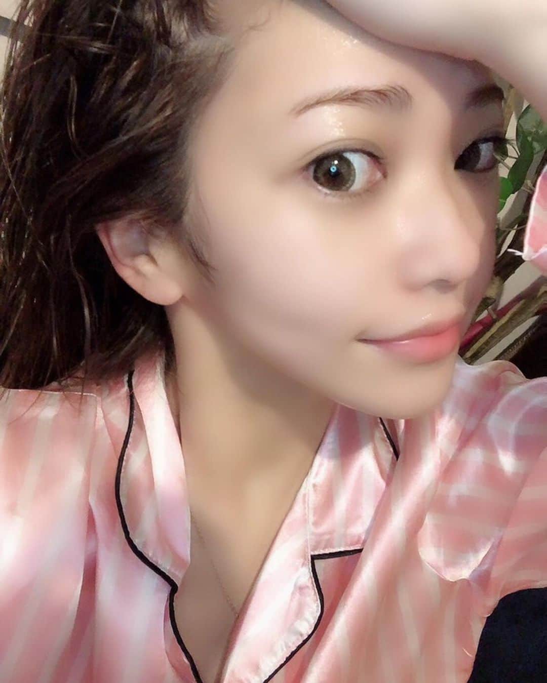 一鷹杏奈さんのインスタグラム写真 - (一鷹杏奈Instagram)「台湾で買うべきコスメの紹介✨ 台湾限定販売のパックで、 夏の紫外線は乾燥するからめっちゃいいよっ❤️ 毎日のスキンケアとして使ってるよ！ 普通のコラーゲンよりも肌がなめらかで、内部から外までつるつるになる✌🏻✨ パック外したあとも、保湿力がすごいあるからもちもちになるよっ！  最近ちゃんとケアしてるから肌荒れしなかなったぜっ！  台湾限定だから日本では手に入らないみたい！ チェックしてみて✨ #我的美麗日記 #mybeautydiary #私のきれい日記 #台灣限定販售 #新作コス #小旅行 #美肌 #保湿ケア #今日の楽しみ #女子力向上週間#パック#美容#美意識」7月30日 17時09分 - annaichitaka
