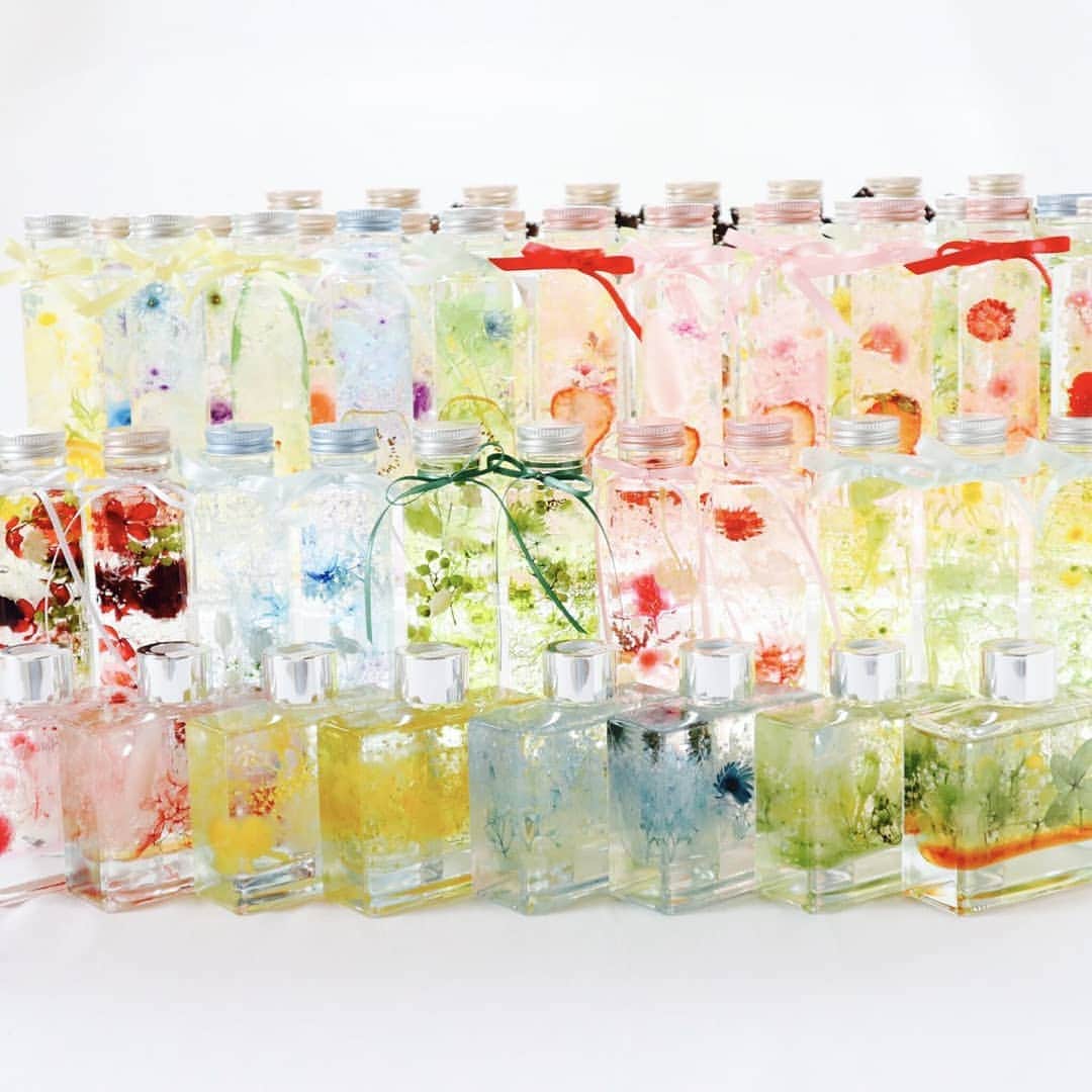 タピエスタイルさんのインスタグラム写真 - (タピエスタイルInstagram)「7月31日(水)から開催の、 タピエスタイル POP UP SHOP in 仙台三越本館1Fのご案内です！ . これからの季節、秋を先取りできる新作も多数登場いたします。 出店作家より、「Bonheur Fil」のご紹介です。  360度どこから見ても美しいよう花材を合わせ作られた、ハーバリウム。夏らしく繊細で爽やかなカラーは見る人の目にうっとりと癒しを与えてくれます。インテリアとして馴染みやすく、ディスプレイすれば日常生活に潤いを与えてくれます。 . タピエスタイル POP UP SHOP in 仙台三越 会期：2019年7月31日（水）〜8月13日（火） 時間：10:00~19:30 場所：仙台三越 本館1F ファッションパーツ イベントスペース . #タピエスタイル POP UP SHOP in 仙台三越 #タピエスタイル  #tapiestyle  #ハンドメイドアクセサリー  #handmadeaccessory  #仙台三越 #仙台 #期間限定ショップ #Bonheurfil ken」7月30日 17時02分 - tapiestyle