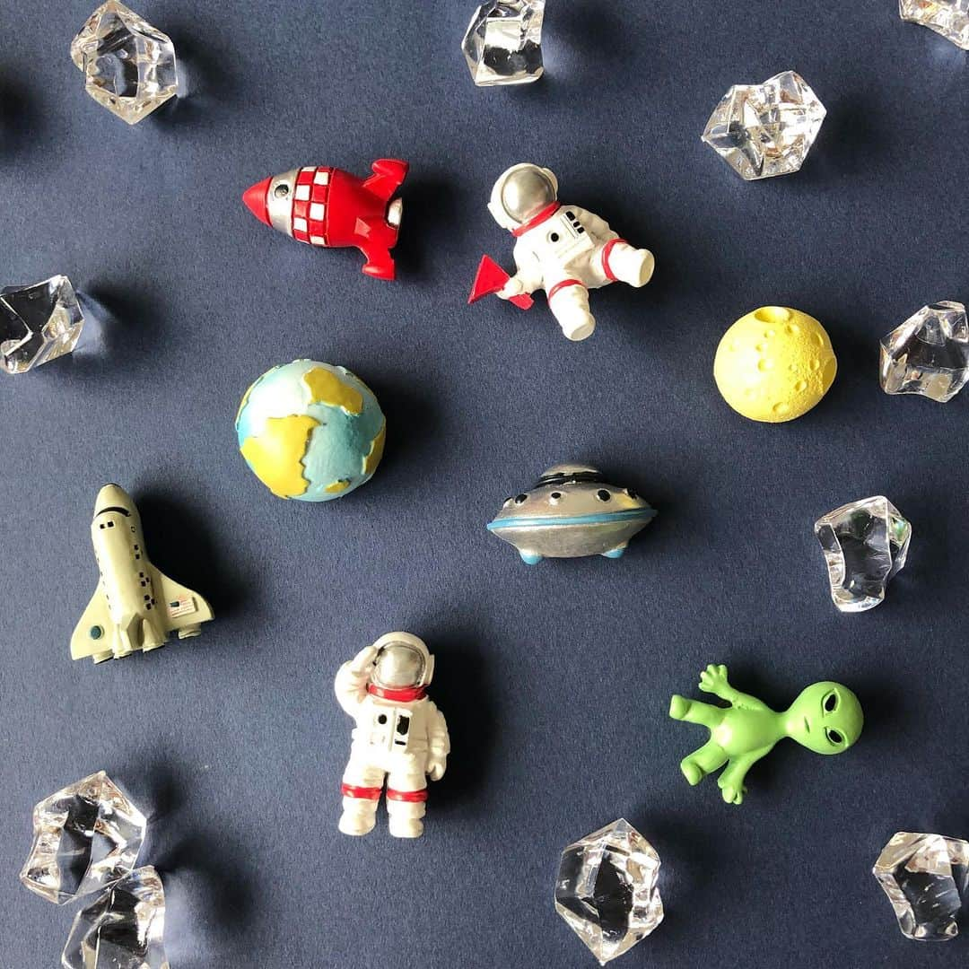 cando/キャンドゥさんのインスタグラム写真 - (cando/キャンドゥInstagram)「自分だけの宇宙空間、作ってみる？ #プチマグネット ２個入 #C２８ 宇宙Ａ #C２９ 宇宙Ｂ #アクリルストーン #キャンドゥ #cando #100均 #100円ショップ #雑貨 #mycando #磁石 #スペース #ロケット #宇宙人 #宇宙飛行士 #月 #地球 #スペースシャトル #UFO #インテリア」7月30日 17時04分 - cando_official