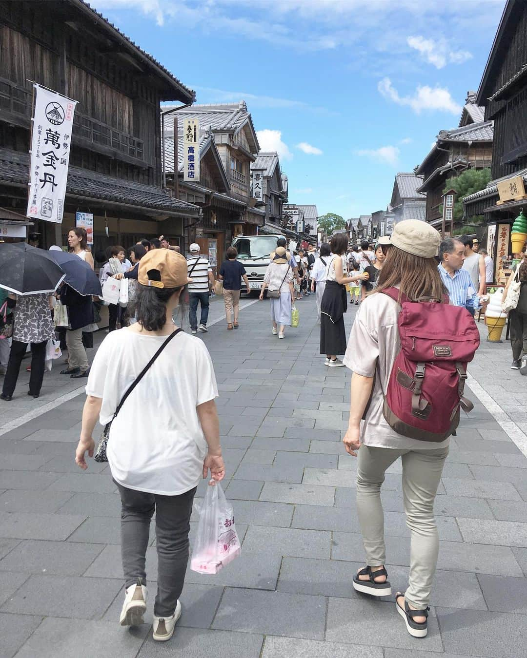 藤森由香さんのインスタグラム写真 - (藤森由香Instagram)「大安という良きお日柄を選び伊勢神宮へ⛩お参りしてきました🙏 呼ばれる人が行けるという噂の地へ、ついに呼ばれたか！ 木の匂いや空間が気持ちよかった🌳 後厄の事もあったので、厄除けのお守りを購入し、家族には健康のお守りをお土産に。  #伊勢神宮 #呼ばれた」7月30日 17時04分 - yukafujiforest