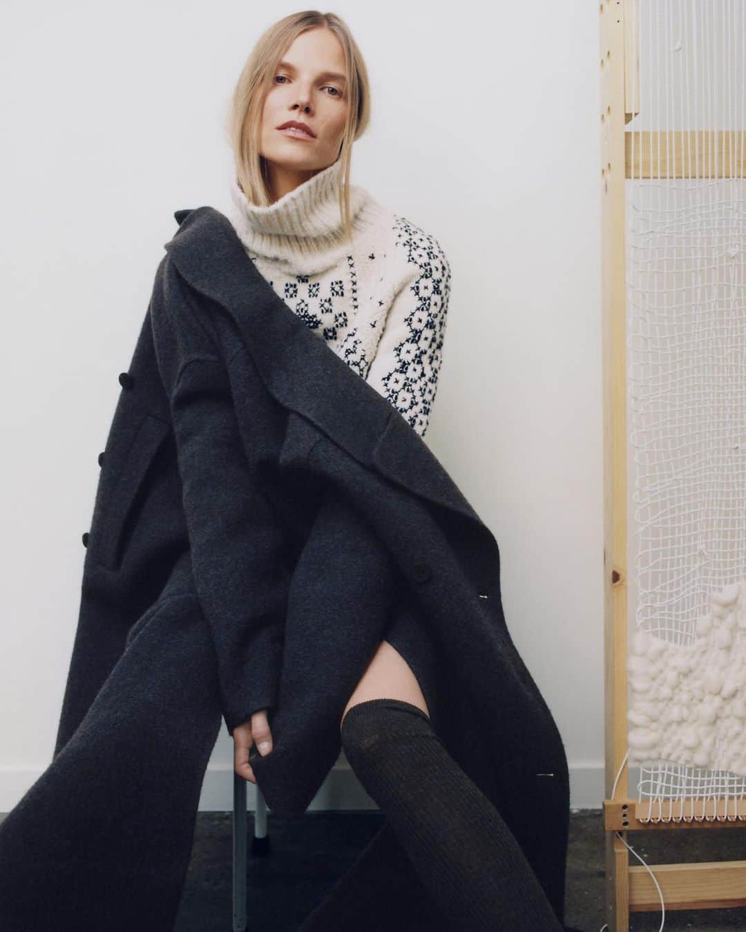 クリスチャンディオールさんのインスタグラム写真 - (クリスチャンディオールInstagram)「Dive into the photo series "Feminine Intuition" featured in the 27th issue of #DiorMagazine, showcasing #DiorFall19 creations by Creative Director #MariaGraziaChiuri. The shoot — lensed by @ZoeGhertner — took place in the LA studio of textile artist @byMimiJung.⁠⠀ © @ZoeGhertner ⁠⠀」7月30日 17時05分 - dior