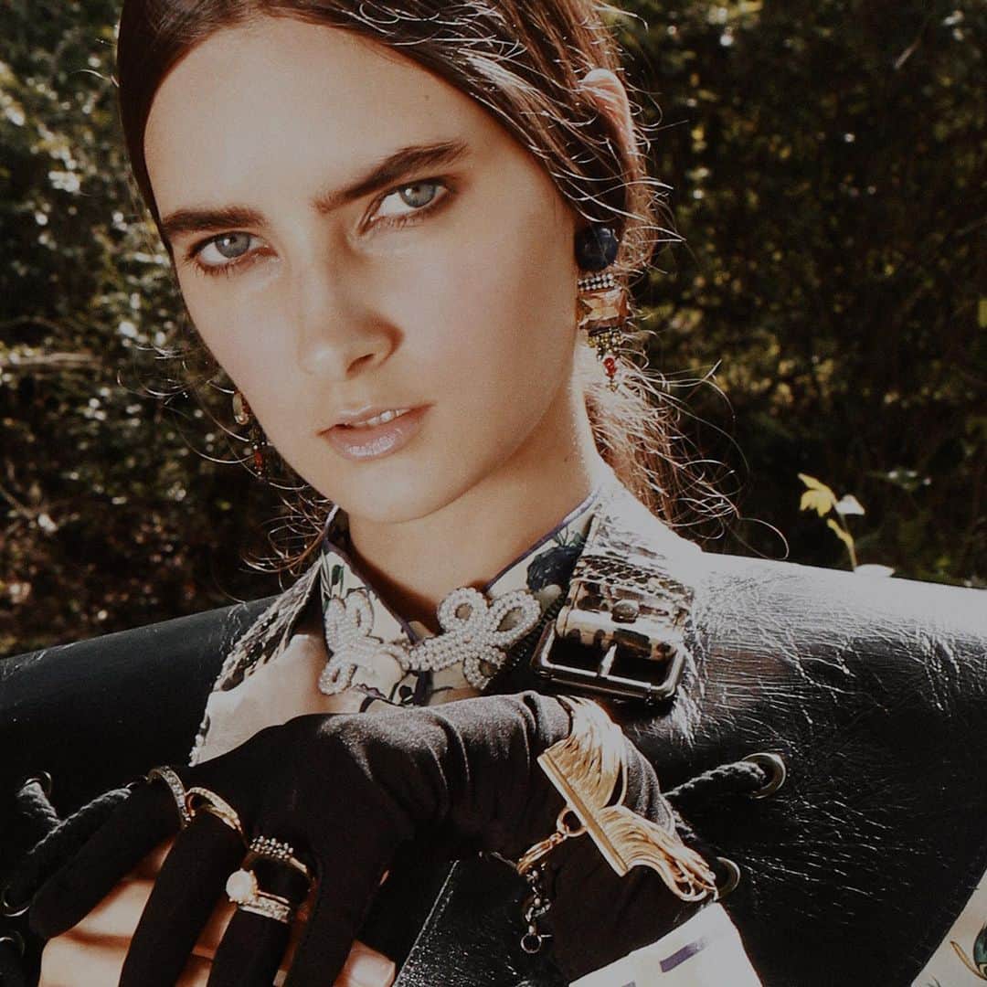 のインスタグラム：「Photo by @priscillanutshell • model @oliworia stylist @sashiragni  #IOSSELLIANI Jewellery」