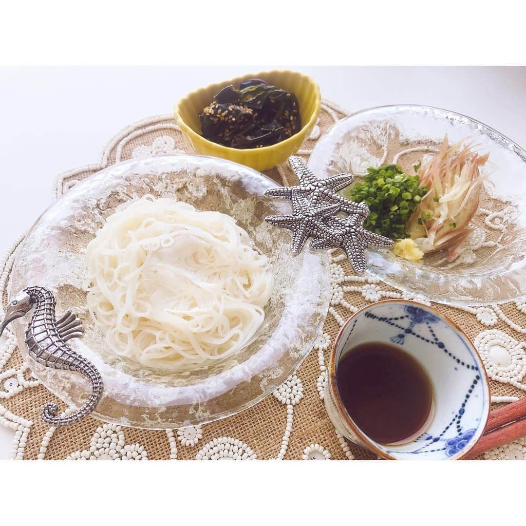 吉竹史さんのインスタグラム写真 - (吉竹史Instagram)「暑い。。。みなさん、部屋の中での熱中症に注意です🥵  と、いうことでお昼はおそうめんにしました。 薬味はミョウガが一番好きなので多めに。あ、海苔忘れた。ま、いっか。  昨日から黒酢に漬け込んだ金時草も良い感じに浸って美味しい😭✨ あー。夏バテしそう。。。 このランチョンマット見てるだけで暑い。涼しげなランチョンマット欲しい。。 #吉竹さんちのゴハン #そうめん」7月30日 17時13分 - fumi_yoshitake