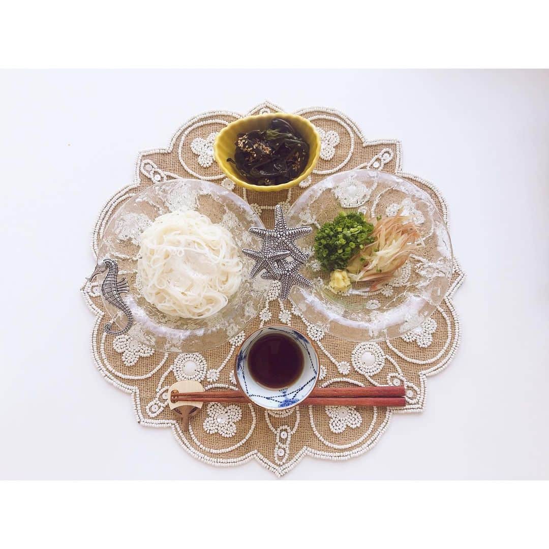 吉竹史さんのインスタグラム写真 - (吉竹史Instagram)「暑い。。。みなさん、部屋の中での熱中症に注意です🥵  と、いうことでお昼はおそうめんにしました。 薬味はミョウガが一番好きなので多めに。あ、海苔忘れた。ま、いっか。  昨日から黒酢に漬け込んだ金時草も良い感じに浸って美味しい😭✨ あー。夏バテしそう。。。 このランチョンマット見てるだけで暑い。涼しげなランチョンマット欲しい。。 #吉竹さんちのゴハン #そうめん」7月30日 17時13分 - fumi_yoshitake