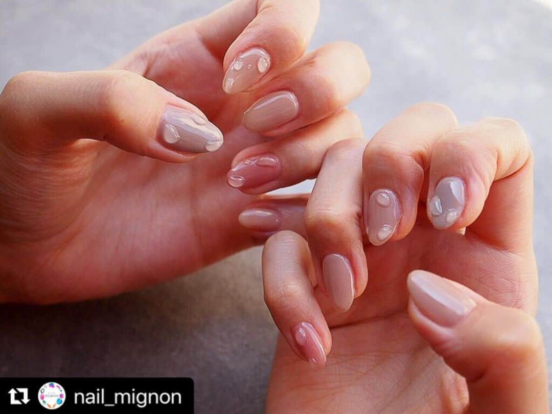 LEAFGEL PREMIUMさんのインスタグラム写真 - (LEAFGEL PREMIUMInstagram)「ナチュラルカラーの#901 #902 #903 にぷっくり雫が可愛いです😍❤️ #Repost @nail_mignon with @make_repost ・・・ 雨女の後輩ちゃん♡ オーダーは水滴ねいる💧 . . . ヌーディーカラーに合わせると より艶っぽくなりました♡ いつも楽しいオーダーありがとう笑 . . 使用カラー @leafgel_premium ✔️901.902.903 . . ‥‥‥‥‥‥‥‥‥‥‥‥‥‥‥‥‥‥‥‥ 🦋nail salon mignon  ネイルサロン ミニョン . 大阪市西区北堀江1-15-18 FRANCE bldg.2F . 西大橋駅4番出口 3分 四ツ橋駅6番出口 3分 心斎橋駅7番出口 8分 . ご予約、お問い合わせは LINE @→ID《@ nailmignon》まで . 🦋7月満席となりました 8.9.10月ご予約受付中です ‥‥‥‥‥‥‥‥‥‥‥‥‥‥‥‥‥‥‥‥ #leafgelpremium #leafgel #leaf #リーフジェルプレミアム #リーフジェル #リーフ #しずくネイル #オシャレネイル #おしゃれ #可愛い #大人可愛い」7月30日 17時13分 - leafgel_premium