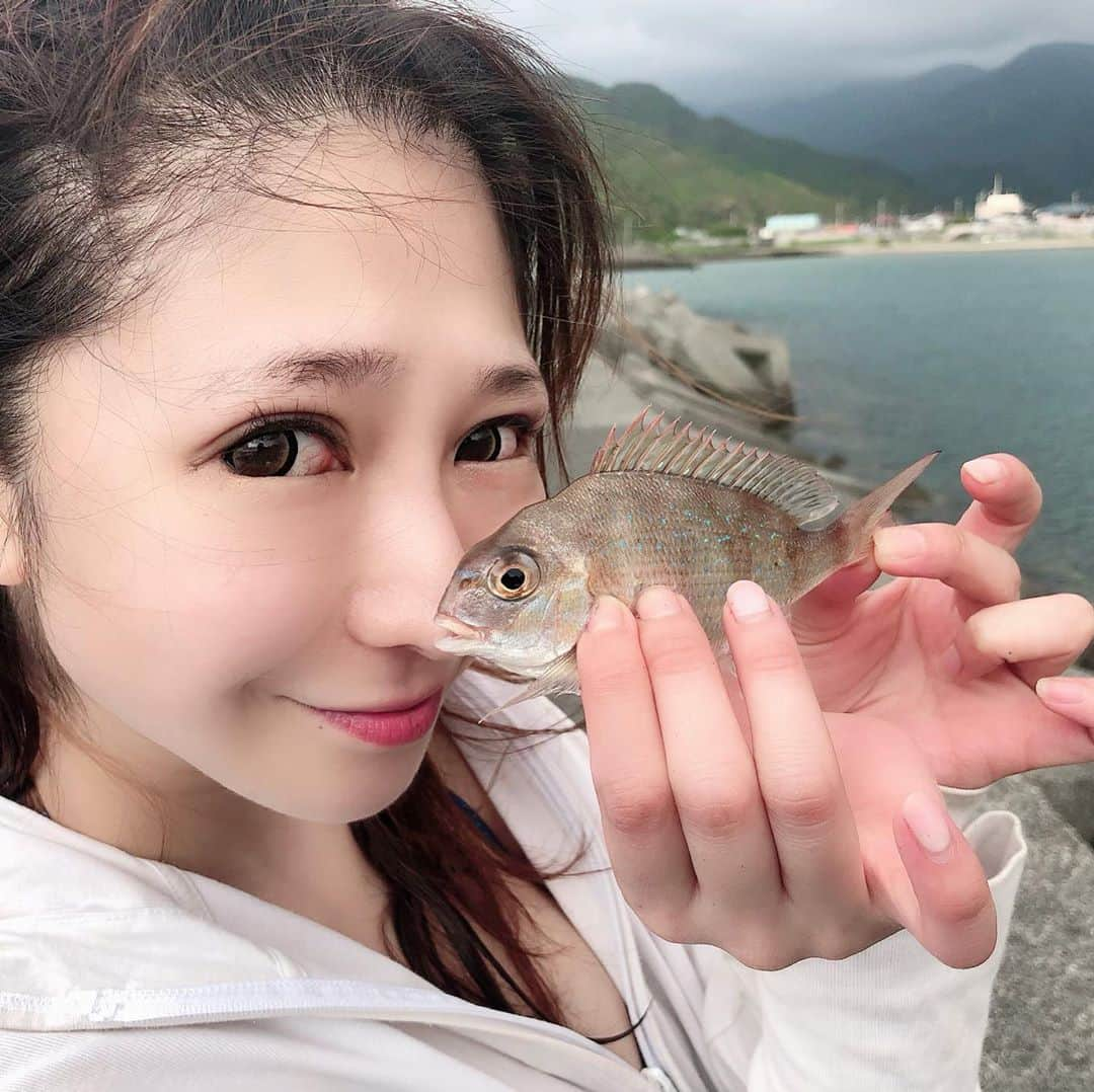 石川蓮美さんのインスタグラム写真 - (石川蓮美Instagram)「#スーパーカブ #ホンダ#釣り #ギアいじったけロー入っちゃってもうウィリーさ #砂アート  #カブ#自由きまま#地元感#もはや眉毛ない  #ジーパン濡れた #西伊豆 #西伊豆釣り #キャンプ#ここをキャンプ地とする #イソメ釣り #海 #夏が来る #短い夏がはじまってゆく」7月30日 17時15分 - hasumin.n819