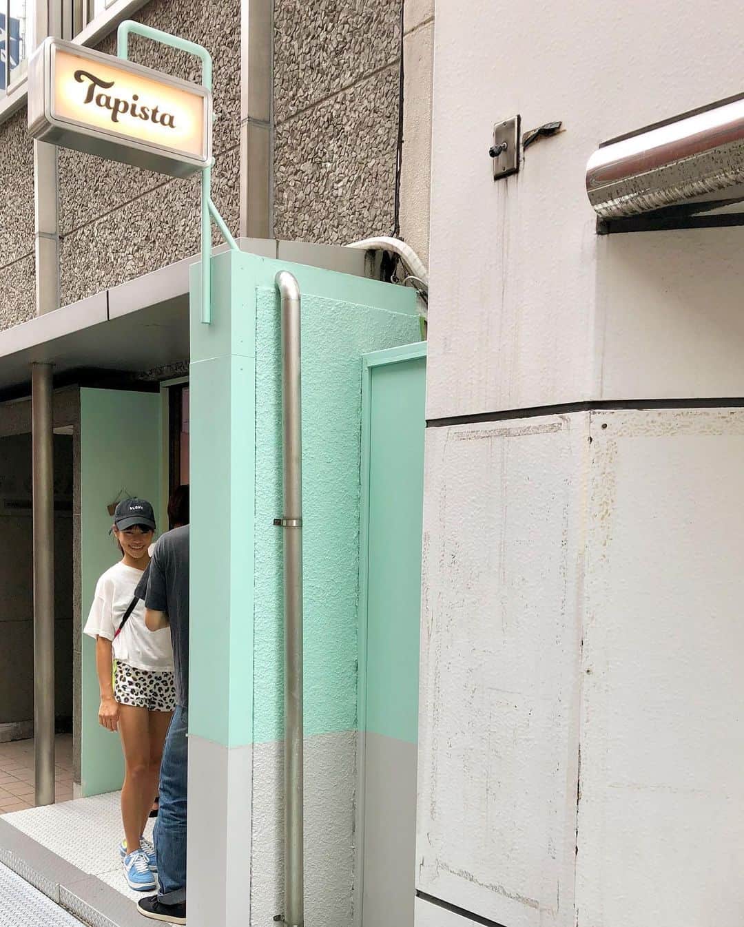 黄川田としえさんのインスタグラム写真 - (黄川田としえInstagram)「待ってました、夏。🌞🍉🐠 🍧🌈 とは言え、みんな忙しくてどこにも行けない。 ある日、半日だけみんなが一緒にいられたので、 近場で癒しをもとめ、ぶらりしました。  #湯島聖堂 → #神田明神 → #湯島天満宮 → #ニコライ堂  #天庄の天丼 に みじんこの自家焙煎のコーヒーと、 美味しいかき氷とホットケーキ食べて、  ぶらぶら神保町まで歩き、 タピして 古本屋さん寄って 帰りました。  5時間くらいの休日だったけど なんか楽しかった日。  こんな大きくなったのに、 まだまだ可愛いって思えるの 我ながら不思議。笑。  ライボーイは安定のツッコミどころ満載だし、リーちゃんはライボーイの妹だなと思うくらい天然だし、まあ、言ってる私も日々「ママふざけすぎ」った笑われているんですけど（全然ふざけてない）、 みんながみんな、いい夏になるといいね。  #旅行きたい #海行きたい #毎日テニスの子と #一応受験生の子 #2019夏 #家族 #美味しかったカキ氷 #いまこれ食べたい」7月30日 17時22分 - tottokikawada