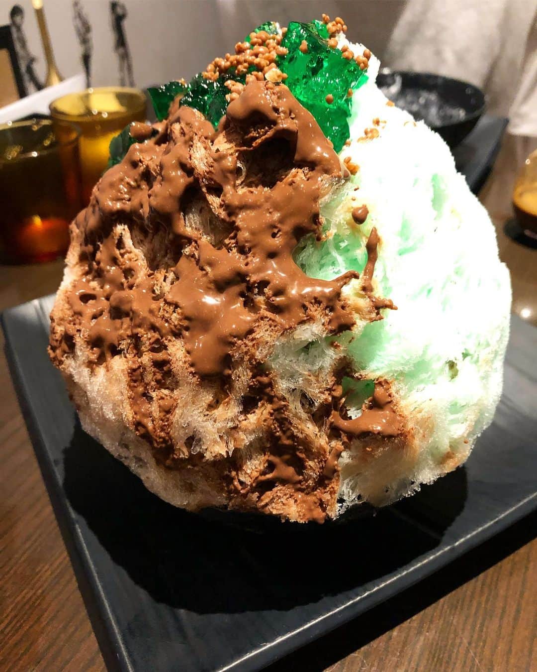 黄川田としえさんのインスタグラム写真 - (黄川田としえInstagram)「待ってました、夏。🌞🍉🐠 🍧🌈 とは言え、みんな忙しくてどこにも行けない。 ある日、半日だけみんなが一緒にいられたので、 近場で癒しをもとめ、ぶらりしました。  #湯島聖堂 → #神田明神 → #湯島天満宮 → #ニコライ堂  #天庄の天丼 に みじんこの自家焙煎のコーヒーと、 美味しいかき氷とホットケーキ食べて、  ぶらぶら神保町まで歩き、 タピして 古本屋さん寄って 帰りました。  5時間くらいの休日だったけど なんか楽しかった日。  こんな大きくなったのに、 まだまだ可愛いって思えるの 我ながら不思議。笑。  ライボーイは安定のツッコミどころ満載だし、リーちゃんはライボーイの妹だなと思うくらい天然だし、まあ、言ってる私も日々「ママふざけすぎ」った笑われているんですけど（全然ふざけてない）、 みんながみんな、いい夏になるといいね。  #旅行きたい #海行きたい #毎日テニスの子と #一応受験生の子 #2019夏 #家族 #美味しかったカキ氷 #いまこれ食べたい」7月30日 17時22分 - tottokikawada