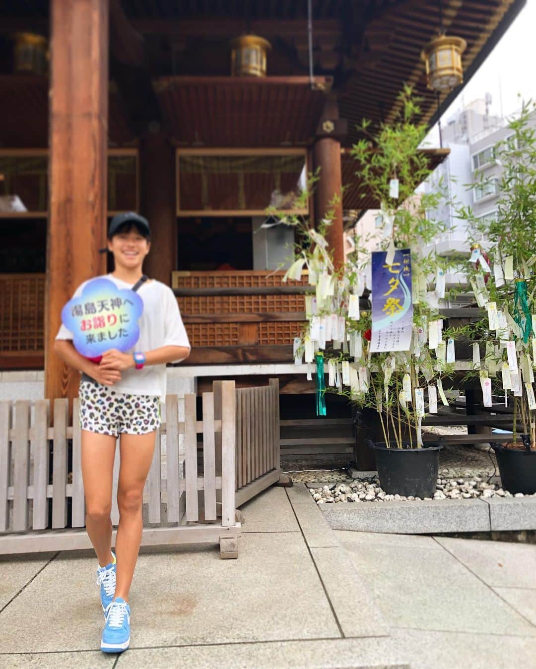 黄川田としえさんのインスタグラム写真 - (黄川田としえInstagram)「待ってました、夏。🌞🍉🐠 🍧🌈 とは言え、みんな忙しくてどこにも行けない。 ある日、半日だけみんなが一緒にいられたので、 近場で癒しをもとめ、ぶらりしました。  #湯島聖堂 → #神田明神 → #湯島天満宮 → #ニコライ堂  #天庄の天丼 に みじんこの自家焙煎のコーヒーと、 美味しいかき氷とホットケーキ食べて、  ぶらぶら神保町まで歩き、 タピして 古本屋さん寄って 帰りました。  5時間くらいの休日だったけど なんか楽しかった日。  こんな大きくなったのに、 まだまだ可愛いって思えるの 我ながら不思議。笑。  ライボーイは安定のツッコミどころ満載だし、リーちゃんはライボーイの妹だなと思うくらい天然だし、まあ、言ってる私も日々「ママふざけすぎ」った笑われているんですけど（全然ふざけてない）、 みんながみんな、いい夏になるといいね。  #旅行きたい #海行きたい #毎日テニスの子と #一応受験生の子 #2019夏 #家族 #美味しかったカキ氷 #いまこれ食べたい」7月30日 17時22分 - tottokikawada