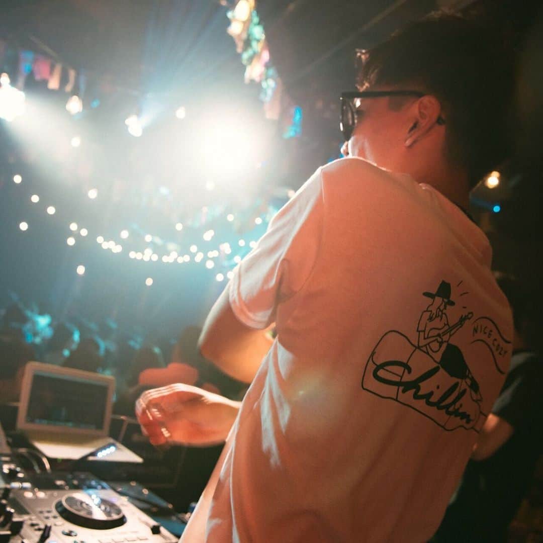 KYOHEYさんのインスタグラム写真 - (KYOHEYInstagram)「もし、僕が人よりスバ抜けた何かを持ち合わせていたとしたら、この人生どうなってたかな？﻿ ﻿ なんて、ナンセンスな“ もしも話 ”を絶対にしない。🤪誰かから、それは遠回りだって言われても、僕はそうは思わないし、新しい何かを勧められたって喋り手としての僕が選ばせてもらうよ。﻿ ﻿ 誰かと誰かを繋ぐ理由でありたい。とか、﻿もう死にたい！って人にもう一日生きたいと思ってほしいから、ただこれを辞めてないだけ。﻿ ﻿ この仕事が、音楽と人が、大好きだから☺︎﻿ ﻿ そしたら信じられないくらい素敵な贈り物がお仕事として届く事だってあるんだなって。﻿ ﻿ 13年目のRockthesouthのMCに行けない理由🎙 週末ちゃんとご報告します🙇‍♂️ #radiopersonality #eventMC #MC #Navigator」7月30日 17時24分 - kyohey5