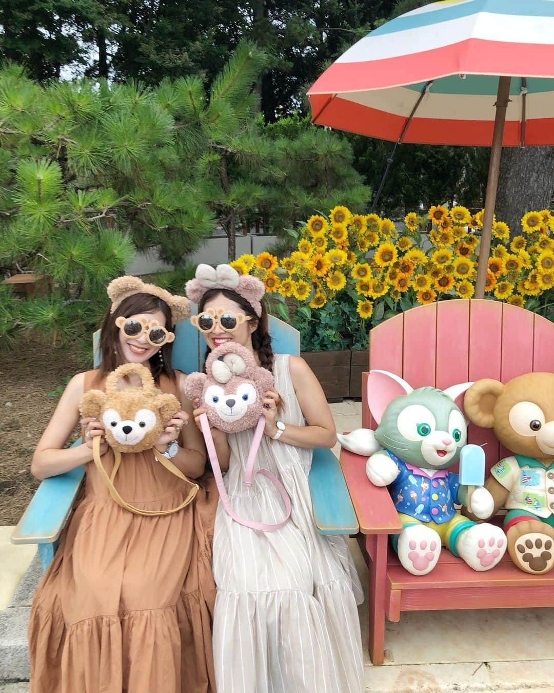 manamisotayutaさんのインスタグラム写真 - (manamisotayutaInstagram)「#ディズニーシー 🐻 #ssコロンビア号  の2階にあるこの場所♡ 実は初めて行った🤣✨🚢 インスタで人気の写真スポット♡ 2階から#ハローニューヨーク  のショーも見れる♪ ミッキーたちが通り抜けて行くのも見れる穴場❤︎❤︎ ・ ・ pic4〜 #ケープコッド にある#ダッフィーのサニーファン 🐻🐻 かわいい写真スポットがあるよ🌻 ＊ 夏disneyは暑いから着替えと水分補給必須❤️ ＊ ＊ #双子コーデ @l.lily1013  ちゃんと @titivatejp  #titivate#titivatestyle ❤︎❤︎❤︎ ＊ ＊ ＊ #disneysea#ディズニーシー  #ダッフィーコーデ #シェリーメイコーデ  #ディズニー #disney#ダッフィー #ディズニーコーデ#ディズニー #ディズニー大好き#双子コーデ #リンクコーデ#disneypic  #genic_mag #ディズニー写真部  #ディズニー好きな人と繋がりたい  #カベジョ #mamagirl #locari #プチプラ#プチプラコーデ」7月30日 17時35分 - manamisotayuta