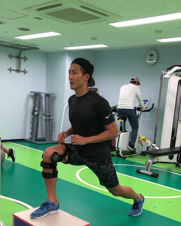 都倉賢のインスタグラム：「徐々にリハビリやってる感が出てきたぞ👍  少しずつだけど前進前進💪  試合に負けた後とかによく聴いてた曲でボブマーリーの『Three Little Birds』の歌詞から ‘Don't worry about a thing Cause every little thing is gonna be alright’ ‘何も心配しなくていいよ 全てのことはうまくいくから’  そんな気持ちで毎日のリハビリ頑張ってまーす！！！ #返り咲きカウントダウン #KAERIZAKI」