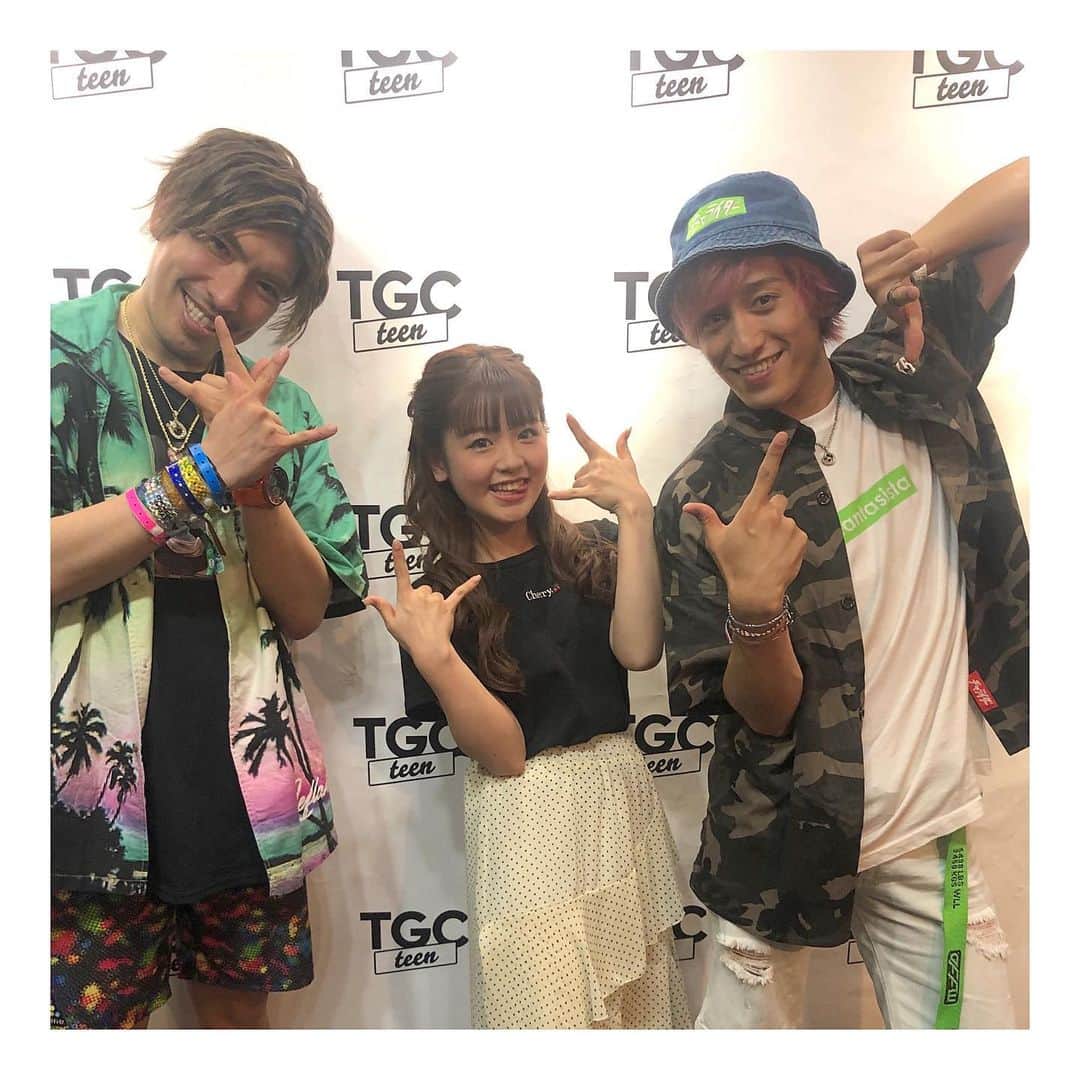 のインスタグラム：「ちょ、やばくない？見て？見て？ 撮ってもらえた🥺💗💗幸せ🥺💗💗 兼近さんにはフォロバも🥺💗💗 ありがとうございます！！！ めろもテレビもっと沢山出れるように 頑張らなくちゃ！！！ いつか共演できますように🙏🙏 #tgcteen #tgc #exit」
