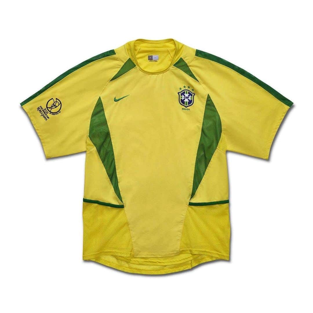 のインスタグラム：「When you see this jersey, who is the first player that comes to your mind? #futebol #brasil」