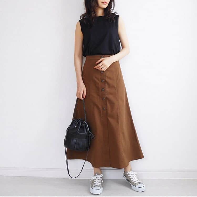 Locariのインスタグラム：「UNIQLOのチノフロントボタンロングスカートが気になる👗  ハリのあるロング丈なので、黒のトップスと合わせることで上品なおしゃれコーデに仕上がります✨  phot by @tomomiyu0920 さん  #ファッション #ファッションコーデ #ファッション好きな人と繋がりたい #レディースファッション #ママファッション #ファッション好き #プチプラファッション #ファッションスナップ #今日のファッション #トレンドファッション #大人ファッション #ファッション大好き #uniqlo #UNIQLO #uniqloコーデ #uniqloginza #UNIQLOコーデ」