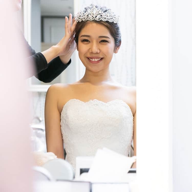 のインスタグラム：「♥ ￣￣￣￣￣￣￣￣￣￣ @montereyweddingをフォローして 『 #モントレ花嫁 』『 #ホテルモントレ』の タグをつけて投稿してくださいね＊*. . 大振りのティアラで華やかに✧* すっきり髪をまとめ、クラシカルで 上品な雰囲気がお似合いです♡ . ◆ホテルモントレ公式HPはこちら* https://www.monterey-wedding.jp . #モントレ #モントレ花婿  #プレ花嫁 #卒花 #weddingdress #プラコレ #ウエディングニュース #marryxoxo #wedding #dress #結婚式場 #日本中のプレ花嫁さんと繋がりたい #ブライダルフェア #結婚式 #パーティ #披露宴 #2019年春婚 #2019年夏婚 #2019年秋婚 #2019年冬婚 #ホテルウェディング #dressy花嫁 #marry花嫁  #weddingparty #flower #パーティー #ウェディングドレス」