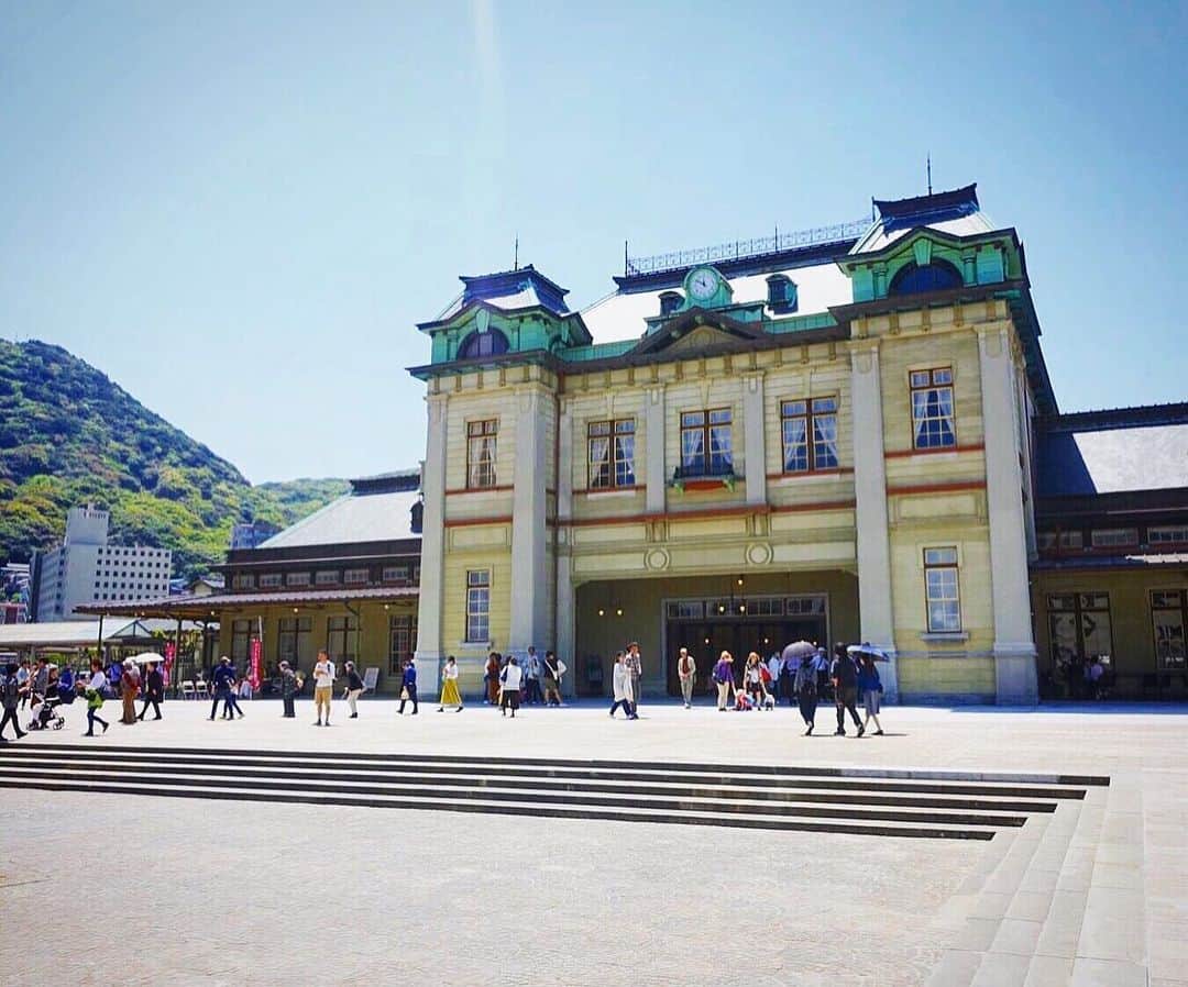 旅行比較サイト・トラベルコ 理想の旅を、いちばん安く。のインスタグラム：「福岡県北部の人気観光地、#門司港。関門海峡に面した港町には、明治～昭和初期にかけて建築された趣ある建物が残っています。 * 今年リニューアルオープンしたJR門司港駅を始め、レトロで可愛い建物巡りは女子旅にも最適☺️ 名物の #焼きカレー も忘れず味わいましょう♪  博多駅からは電車（在来線）で約1時間半🚃、対岸の山口県下関からはフェリーで5分のアクセスです🚢 * * * あなたが訪れた旅先での写真に《 @travelko_chan 》《 #トラベルコ 》《 #travelko 》とタグ付けして投稿してみてください！こちらのアカウントで紹介させていただくかもしれません♪ * * * #福岡 #門司港 #門司港レトロ #焼きカレー #fukuoka #mojiko #japan #travel #trip #sightseeing #旅行 #国内旅行 #女子旅 #フォトジェニック #旅行好きな人と繋がりたい #写真好きな人と繋がりたい #カメラ女子 #カメラ男子 #photooftheday #instatravel #travelgram  #instagood #instaphoto #travelko #トラベルコ #トラベルコちゃん @mojiko_info」