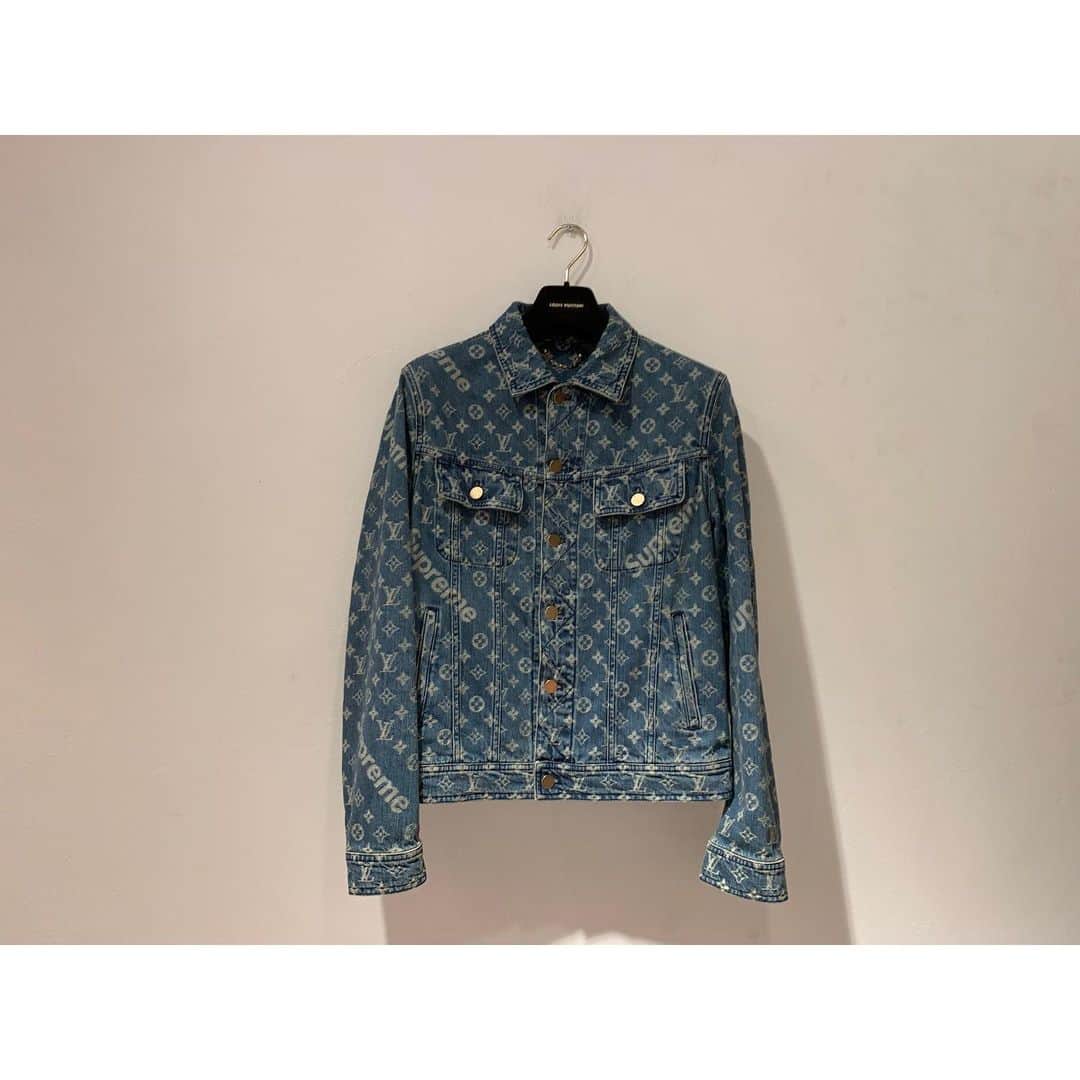 RINKAN渋谷店さんのインスタグラム写真 - (RINKAN渋谷店Instagram)「【New Arrival】 《Supreme × Louis Vuitton》 "Jacquard Denim Trucker Jacket "  コラボレーションの中でも希少性の高いデニムトラッカージャケットが入荷しております。モノグラムの中にsupremeを落とし込んだ特別な仕上がりとなっております。 是非この機会に店頭にてご覧ください。  SIZE:46 RANK:A  #rinkan #SupremeLouisVuitton RINKAN 渋谷店 03-5458-3050 渋谷区神南1-12-16」7月30日 17時39分 - rinkan_shibuya