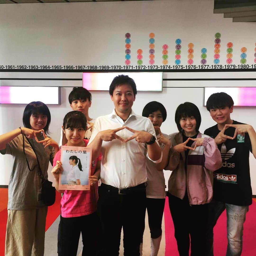 立田恭三のインスタグラム：「【応援アンバサダー就任？！】 読売テレビがプロデュースする「わたしの星」という舞台が8月15日から始まります。  今回のキャストは、オーデイションで選ばれた高校生！そして、制作スタッフも高校生がやっているんです。  大学時代に、 演劇をやっていた私 立田が、 今回、応援アンバサダーに！ （まぁ、でも高校生のみんなそれ知らんかったな...笑）  その模様は、Youtubeにアップされてます。 「わたしの星」で検索してみてくださいねぇ！  リンク貼っておきます！  https://youtu.be/fFK5DtNJ6b8  これから本番を終えるまで、盛り上げていきたいと思いますー！  #高校生  #やっぱり若いっていいな  #なにこのポーズ  #確か星のポーズ #違ったらごめんね  #わたしの星2019  #読売テレビ新社屋10hall  #8月15日から #8月23日まで  #ロングラン  #応援アンバサダー就任  #というけれど  #勝負に負けた  #どんなお話なのか  #また次回にでも」
