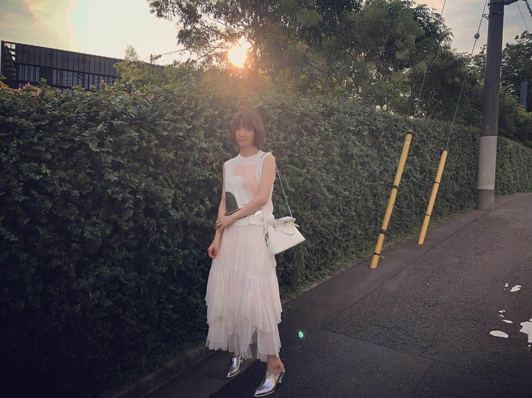 篠田麻里子さんのインスタグラム写真 - (篠田麻里子Instagram)「収録終わり📺 私服暑過ぎるので涼しく白にしました😬 夏始まった😬 #marikoday」7月30日 17時41分 - shinodamariko3