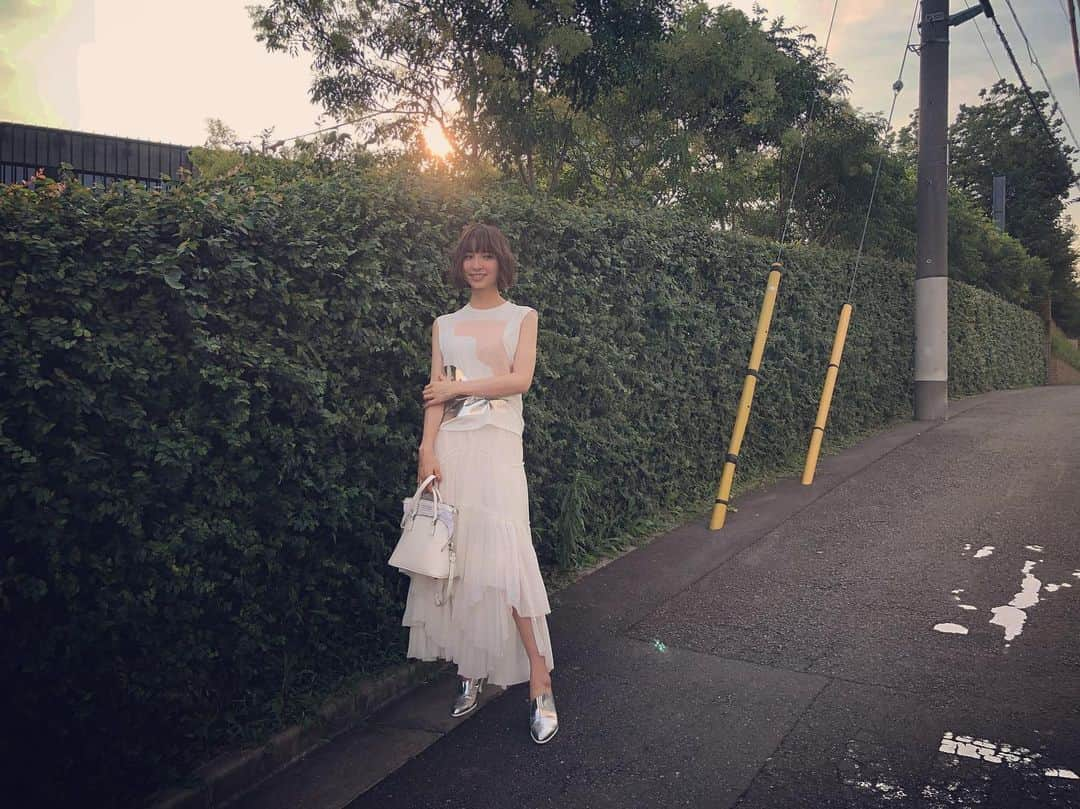 篠田麻里子さんのインスタグラム写真 - (篠田麻里子Instagram)「収録終わり📺 私服暑過ぎるので涼しく白にしました😬 夏始まった😬 #marikoday」7月30日 17時41分 - shinodamariko3