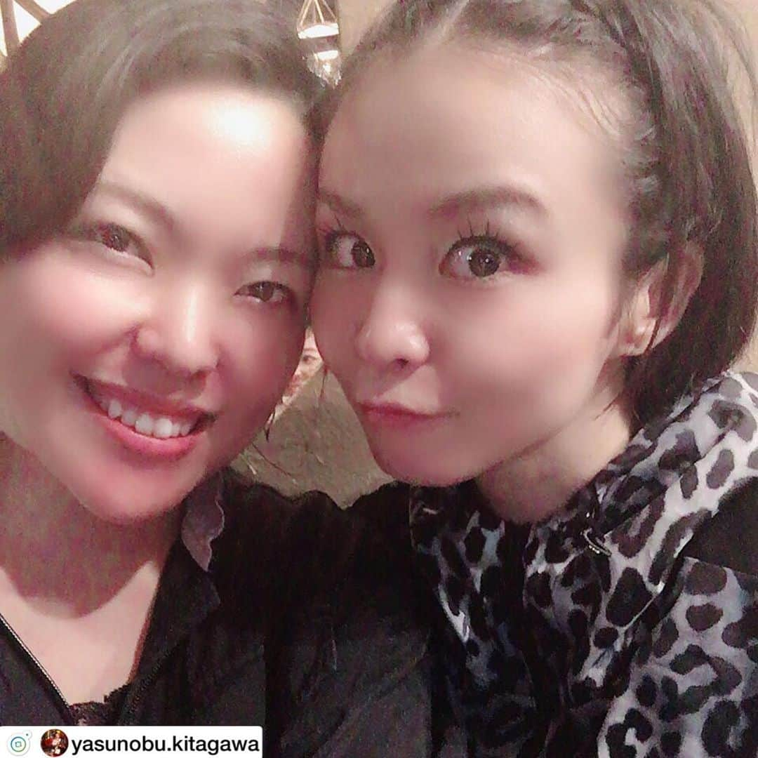 misoNosukeさんのインスタグラム写真 - (misoNosukeInstagram)「・ ・ 一瞬で、大好きになった人です（笑） こんなにも『無償の愛で尽くせる人』 っているんだ！？ ・ と、ビックリしたのですが 終わってからも、この投稿… やっぱり良い人でした！ ・ ↓ ・ #repost by @yasunobu.kitagawa ・ ・ ここ1ヶ月ほど、本業の合間を縫って misonoさん&Nosukeさん出演の 舞台のお手伝いやってましたー！😊 ・ 脚本家も作曲の先生も 昔からずっとお世話になり続けている 大好きな方々だから ・ 役に立てるなら と飛び込みました🏃‍♀️ 人生初のつなぎ❗️トイレ大変（笑） ・ はじめ 状況的に若干…否、かなり 「飛んで火に入る夏の虫🐝」状態でしたが😅 ・ その火の中には 燃え尽きても構わないと思えるほどの 宝物💎のような出逢い💝や笑顔🤗がありました。 ・ 担当させてもらったのは、misonoさん。 着物👘で稽古場に駆けつけたりして、 場違いすぎて何者なのか分からない私を ・ 信じて寄りかかってもらえて 本当に嬉しかった。 立っているのもやっとな程に苦しいだろう中で ・ 少しでも彼女のココロほぐれる場所になりたくて その苦しい気持ちに寄り添いたくて 全力で向き合いました。 ・ でも私のみならず出演者のみんなも含め 彼女の生命力と溢れる愛に触れた人は みーんなmisonoさんを ・ 愛さずにはいられなくなっちゃうんです❤️ 彼女は驚くほど「嘘」がないから。 だから標的にされてしまい易いのかな。 ・ ずっとガマンしてたけど 千秋楽では感動の涙を堪え切れなくなって… 号泣してるまま早替えの誘導&アシストして ・ misonoさんに笑われたぁ〜（笑） あのハグは本当に嬉しかった。。。 世間ではたくさんの人が色んな事を言うけれど ・ ガンの家族を支えるって 並大抵の精神力や体力では出来ないことです。 私も実は最愛の弟を白血病で6年の闘病の末に 20歳で亡くしてまして… ・ 一般家庭の我が家ですら、闘病中にはたくさんの 「無責任な善意」 「良かれと思った余計なお世話」 「当事者じゃない人の勝手なアドバイス」 ・ には、それはそれは傷つけられました。 傷ついているのに、相手は善意だから… ありがとうって言う事しかできないんです。 ・ そんなガンの家族の闘病を支える大変さは 痛いほど、心が千切れそうなほど、よく分かる。 だから、misonoさんには… ・ 私で力になれる事があるなら 飛んで行って助けたい。 羽がないのがもどかしい‼️ ・ でも、助けてって言われたら行く‼️ 出逢えて、幸せ‼️ misonoさん、Nosukeさん ・ ありがとうございました❤️ これからもずーっと応援しています‼️ ・ #ライパス #misono #nosuke #misonosuke  #愛 #笑顔 #家族」7月30日 17時42分 - misono_koda_official