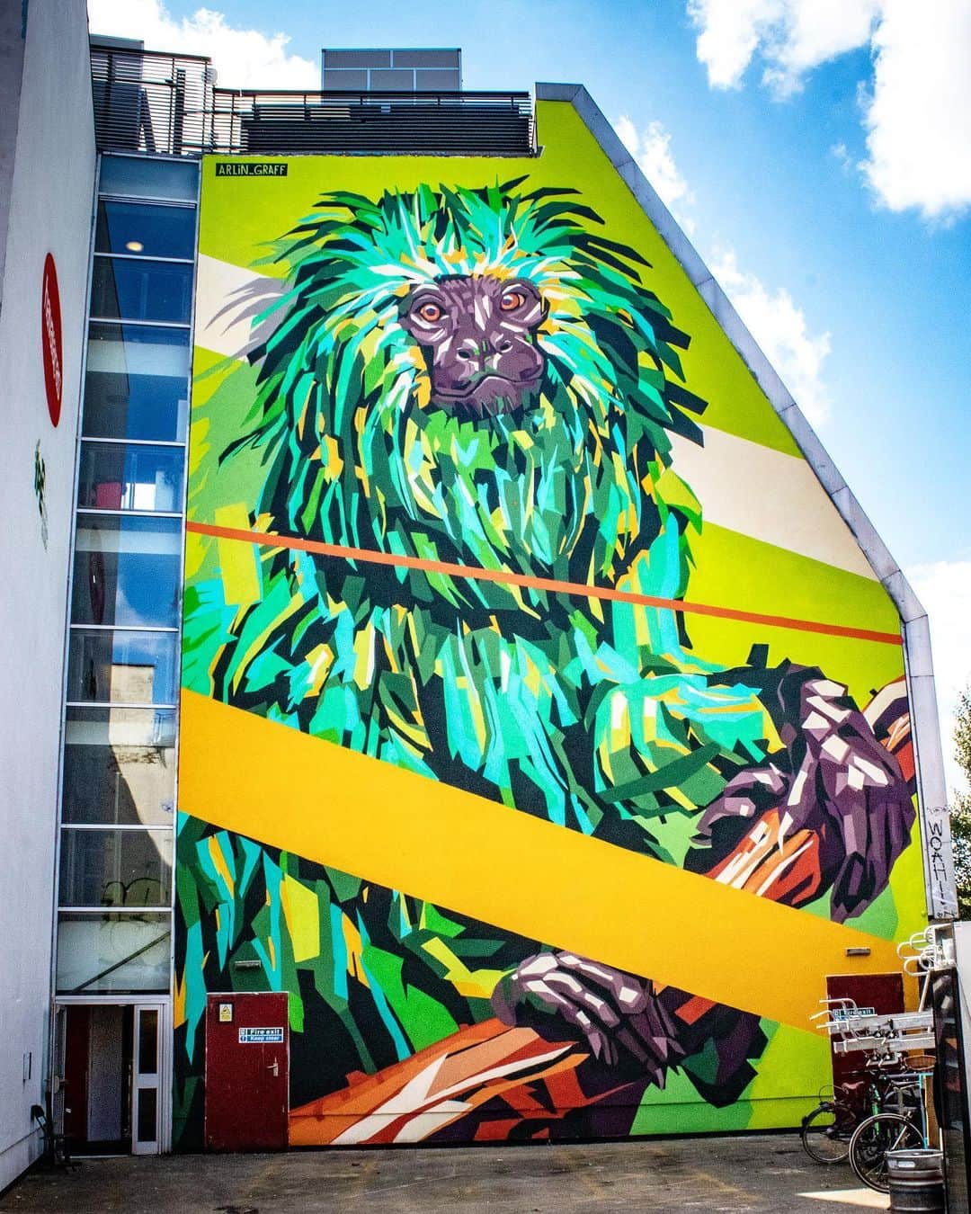 Havaianas Europeさんのインスタグラム写真 - (Havaianas EuropeInstagram)「Our Black Lion Tamarin has settled down in #london #shoreditch in RedChurch Street. Second mural of our European project with @institutoipe and @arlin_graff to raise awareness about Brazilian #biodiversity 🌱🐒 WE give 7% of the benefits of the IPE collection towards the activities of the institute. It’s time to act #graffiti #eastlondon #streetart #graff #HavaianasArt」7月30日 17時43分 - havaianaseurope