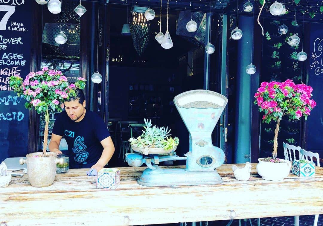 のインスタグラム：「ここは何屋さん…🧐 #サンディエゴ の街を歩いていたら見つけた、#オシャレ な感じの#バー でした。 気候が気持ちいいので、外の席でくつろぐのも良い感じ🍹 . #usa #america #westcoasts #sandiego #studyabroad #bar #stylish #flowers #livemusic #california #cafe #アメリカ #留学 #散歩 #花 #準備中 #西海岸 #旅行 #streetscene #ビアガーデン #仕事帰り」