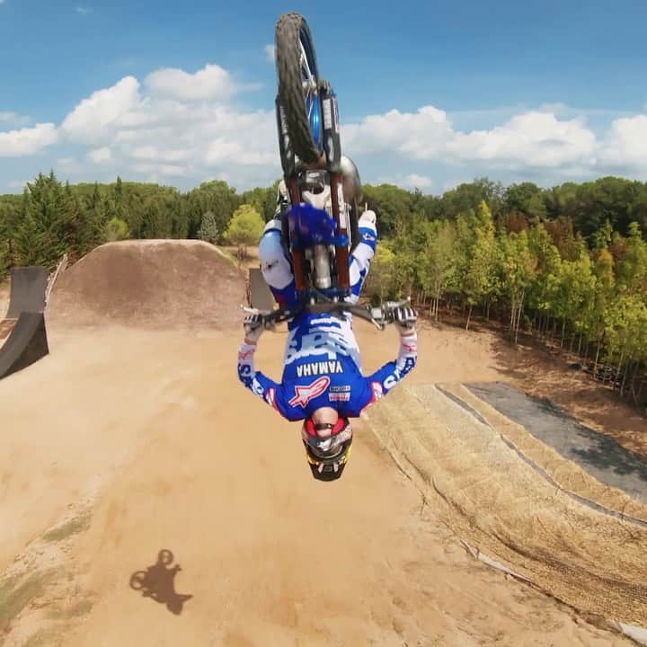 レッドブルのインスタグラム：「next level: watch this in a spinning chair 🏃‍♂️ : @tompages 📽 : @tomzfpv Watch "Follow Me" on Red Bull TV ▶ link in bio #redbull #givesyouwings #followme #fmx #motocross #drone #dronestagram #fpvlife #yamaha」