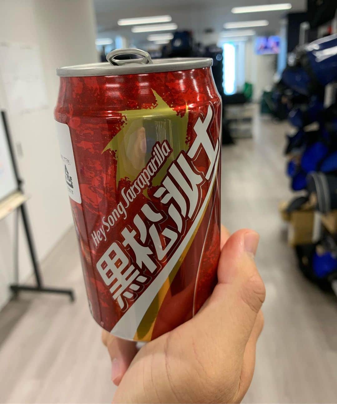 郭俊麟のインスタグラム：「今天隊友喝到我給他的沙士 結果 2個說很難喝 很像💊 1個說 這是他喝過最難喝的飲料🤣」
