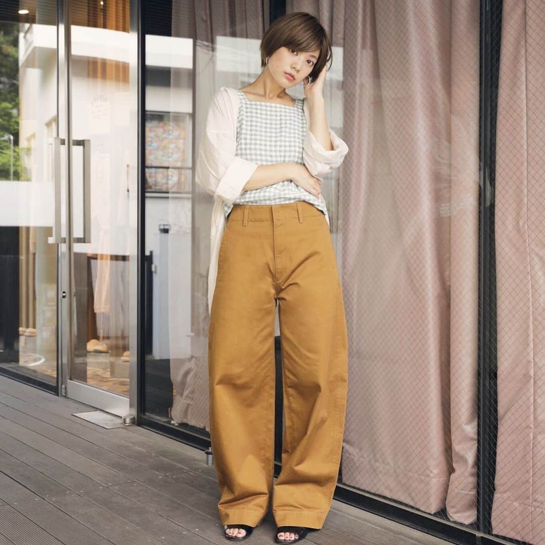 のインスタグラム：「. . code👖✨ @Uniqlo のカーブパンツ、ハイウエストで太もものカーブが美脚ラインを作ってくれるので本当におすすめ😍 私がはいてるのはブラウンだよ🐥🌟 . .  #code #fashion #Uniqlo #カーブパンツ #ワイドフィットカーブパンツ #PR」