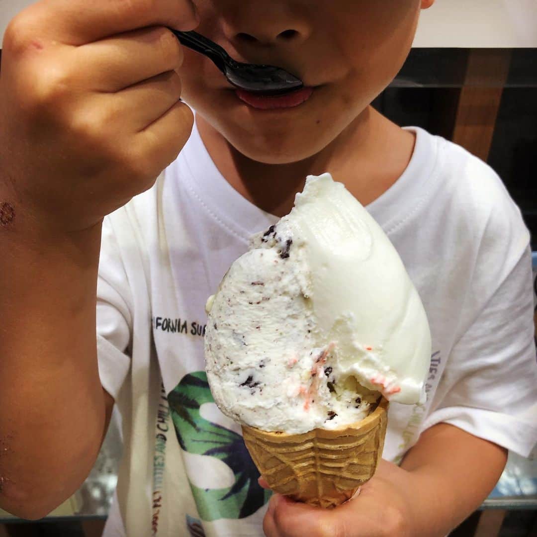 Liaさんのインスタグラム写真 - (LiaInstagram)「My boy looking very satisfied with a Big gelato🍦😆一人で全部食べちゃいました😂暑いので、皆さんもくれぐれも熱中症にはお気をつけて！！ #gelato #息子とジェラート #大きなアイス #ご満悦」7月30日 17時56分 - lia_vocalist