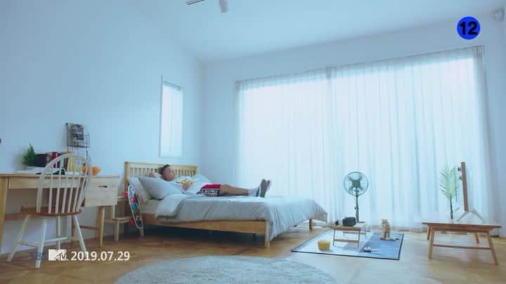 プニエル のインスタグラム：「#FLY23 releases in 24 hours! Have y’all seen the teaser yet?! This song about to be your AC for the summer :P  FLY23 이제 24시간 뒤에 나온다! 티저 봤나요? 올해 여름에 에어콘이 돼줄 노래」