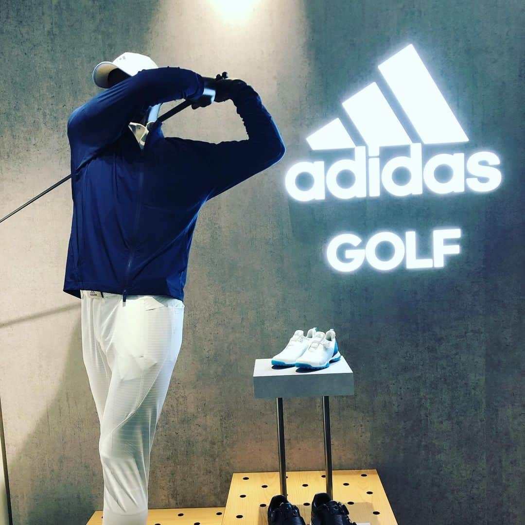 CURUCURUさんのインスタグラム写真 - (CURUCURUInstagram)「こんにちは😃 CURUCURU キュルキュル バイヤーakiです！. . 本日は @adidasgolf のこの秋冬に発売されるコレクションのお披露目に行ってきました♫. . もうすぐ皆さんにご紹介できますのでキュルキュルで是非チェックして下さいね💁‍♀️ . ______________________________________  #curucuru #キュルキュル #キュルキュルセレクト #golf #golfstagram  #instagolf #ゴルフ #ゴルフ女子  #ゴルフコーデ #ゴルフウェア #ゴルフファッション #キュルコーデ  #golfwear #キュルパト #ゴルフ好きな人と繋がりたい #お洒落さんと繋がりたい #골프 #adidasgolf  #アディダスゴルフ」7月30日 17時57分 - curucuru_golf