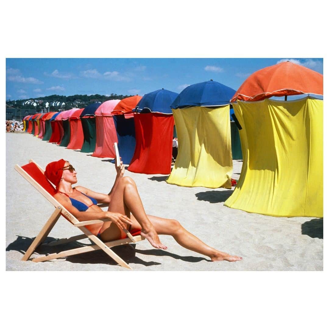 Magnum Photosさんのインスタグラム写真 - (Magnum PhotosInstagram)「New on the Magnum Shop: just in time for the summer, we have added a new curation of posters to capture the long, lazy days and laidback mood. Available now on shop.magnumphotos.com. . PHOTO: Beach and woman. France. 1985. . © #DennisStock/#MagnumPhotos」7月30日 18時00分 - magnumphotos